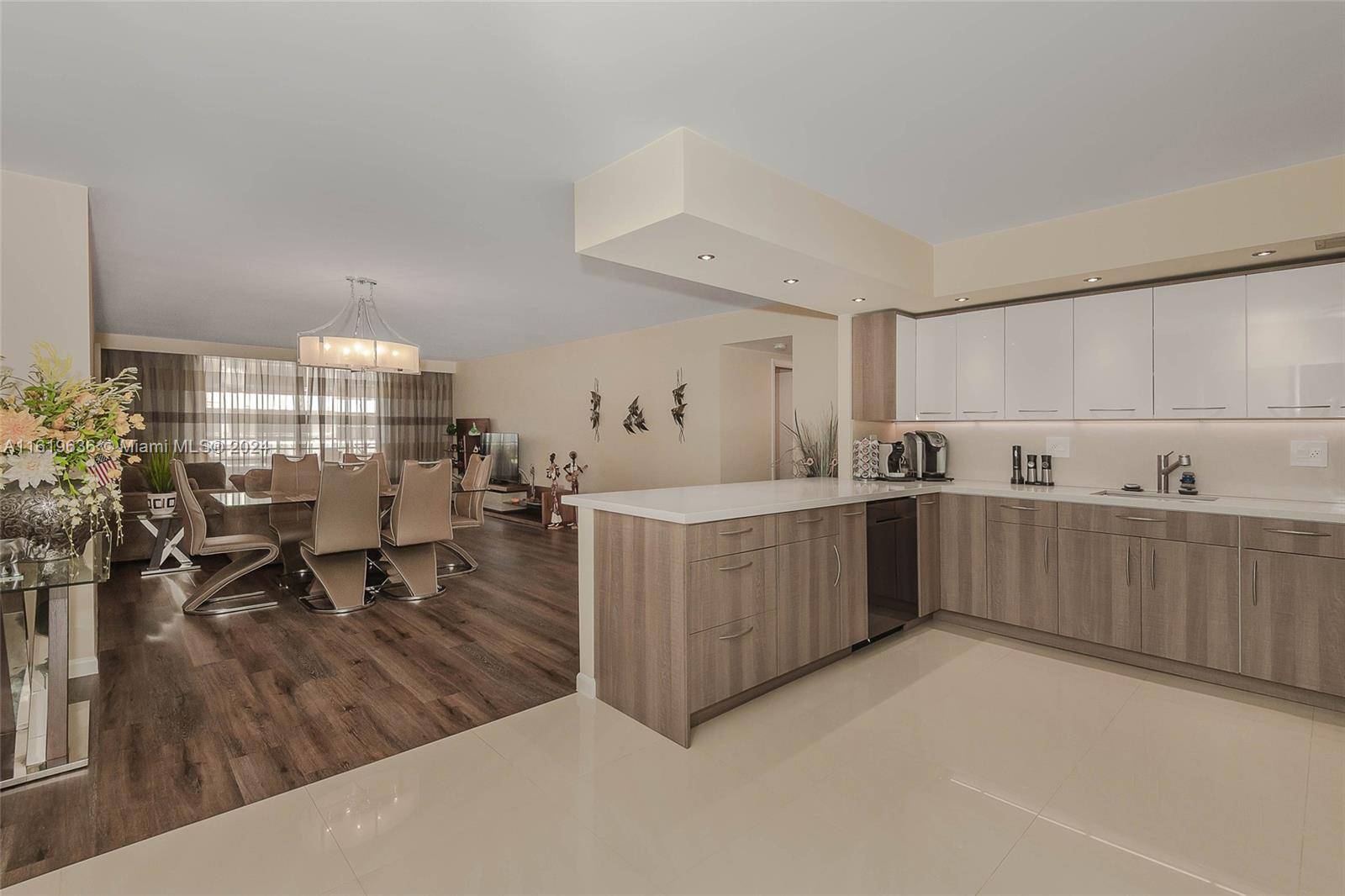 Welcome to the Olympus ! Beautifully maintained and fully renovated 2 2 apt 1.
