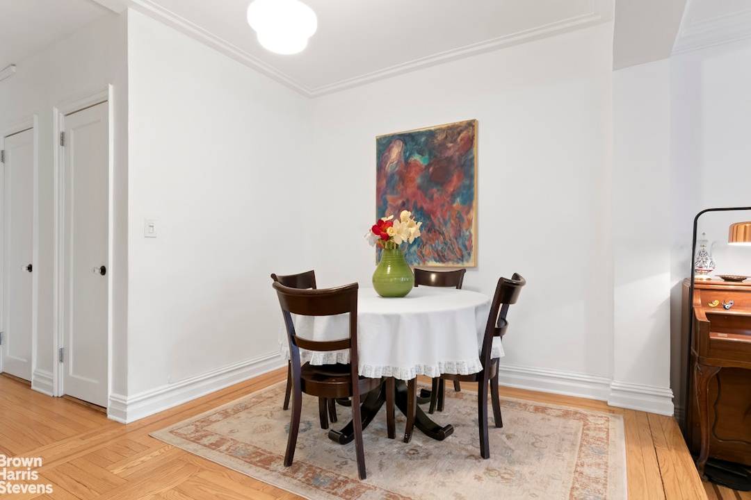 Welcome to this sunny Junior 4 located in the charming neighborhood of Hudson Heights.