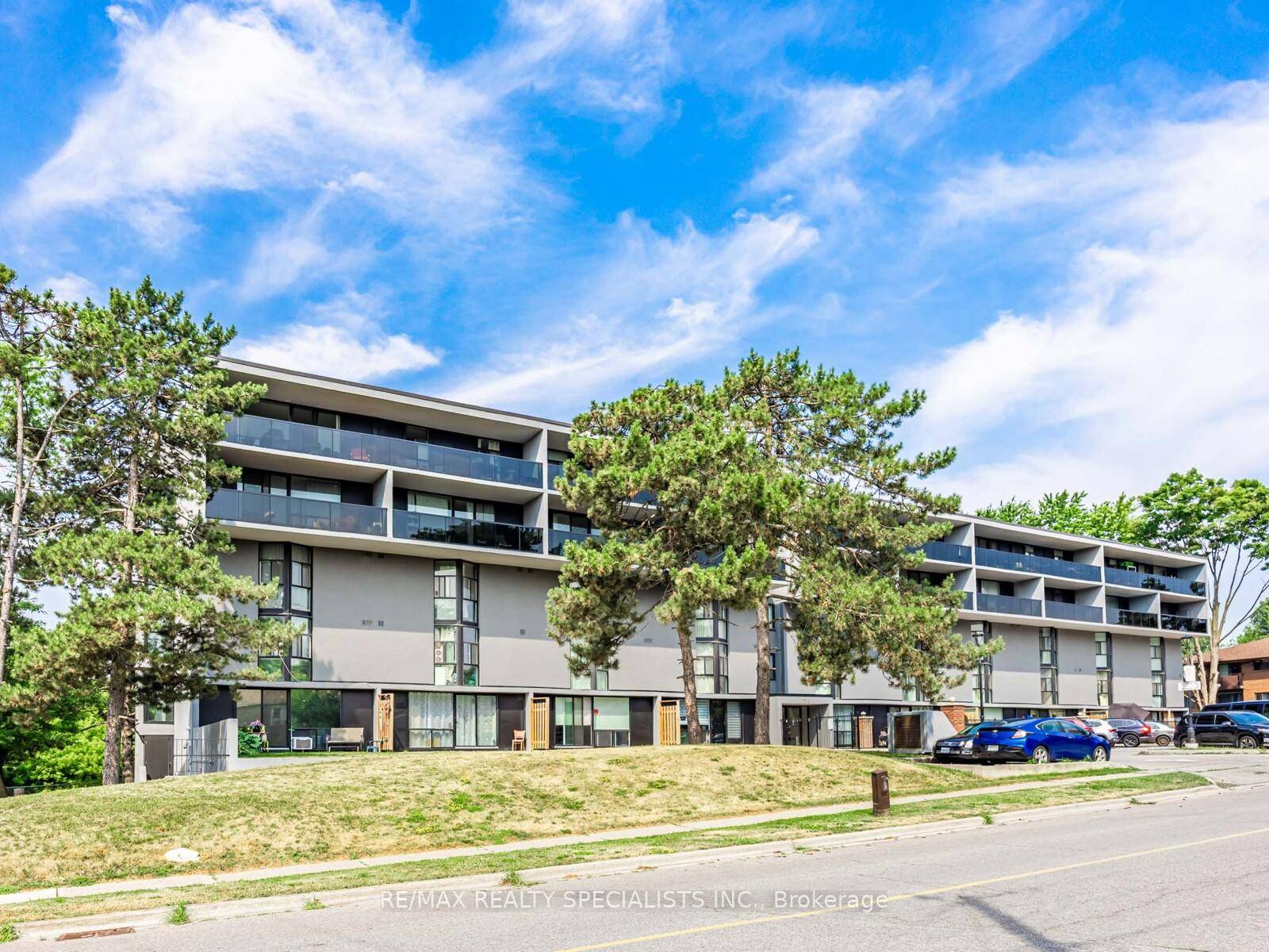 Welcome to 454 Centre Street, where you'll find a spacious 3 bedroom unit spanning 1, 184 square feet.