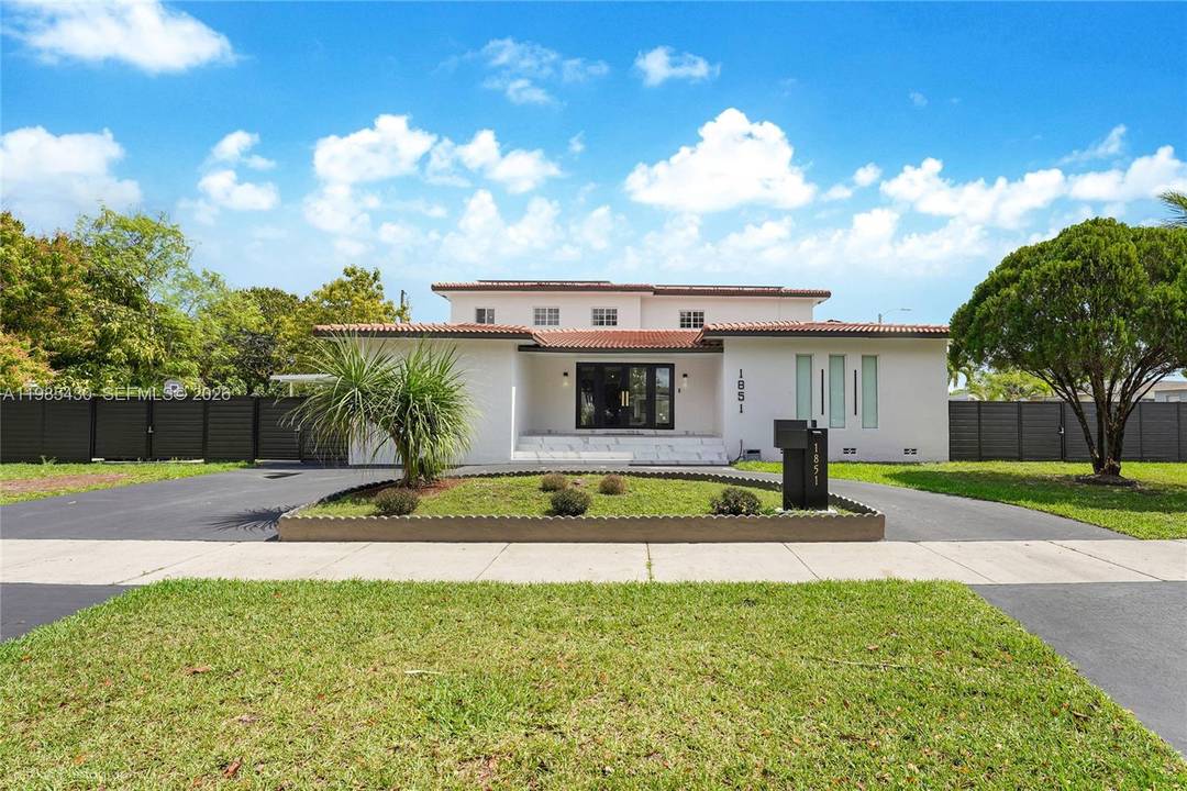 Remodeled residence in a prime Miami location near Miami International Airport and the upcoming Miami Freedom Park Soccer Stadium under 300 sq ft !