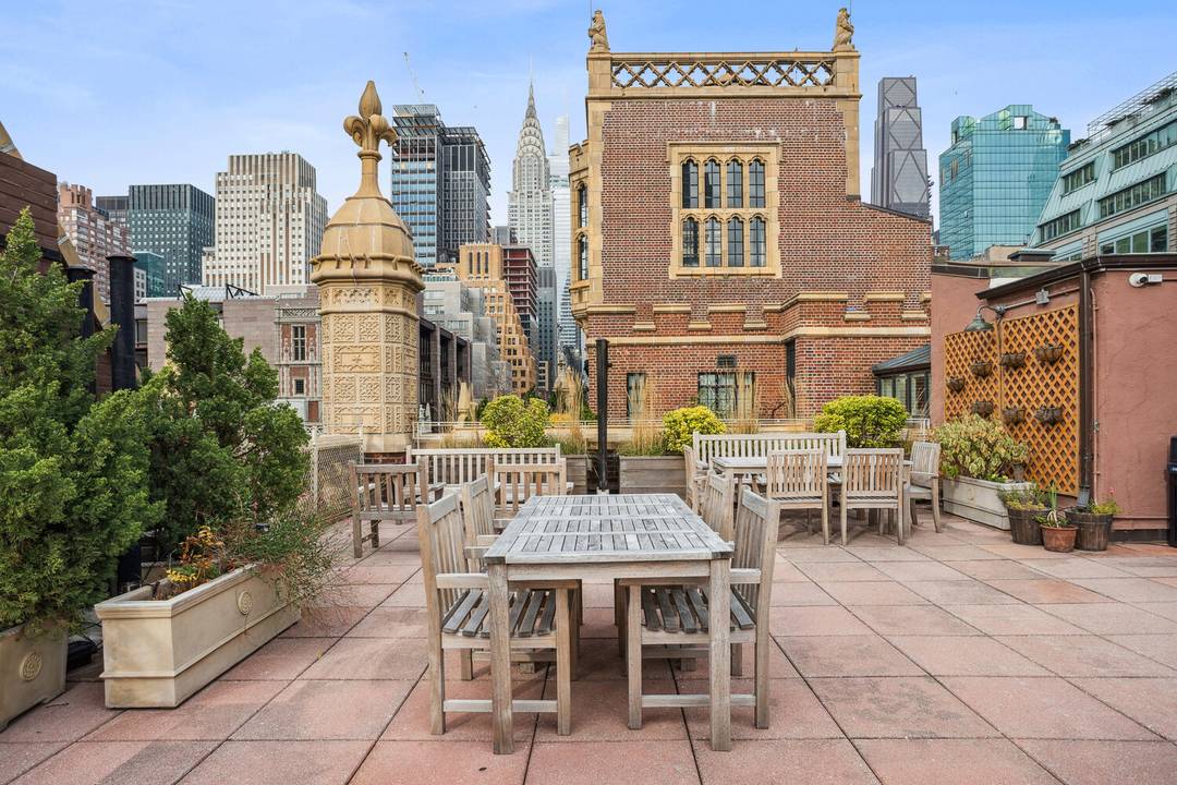 Incredible Investment opportunity with tenant in place until FEB 2027 !