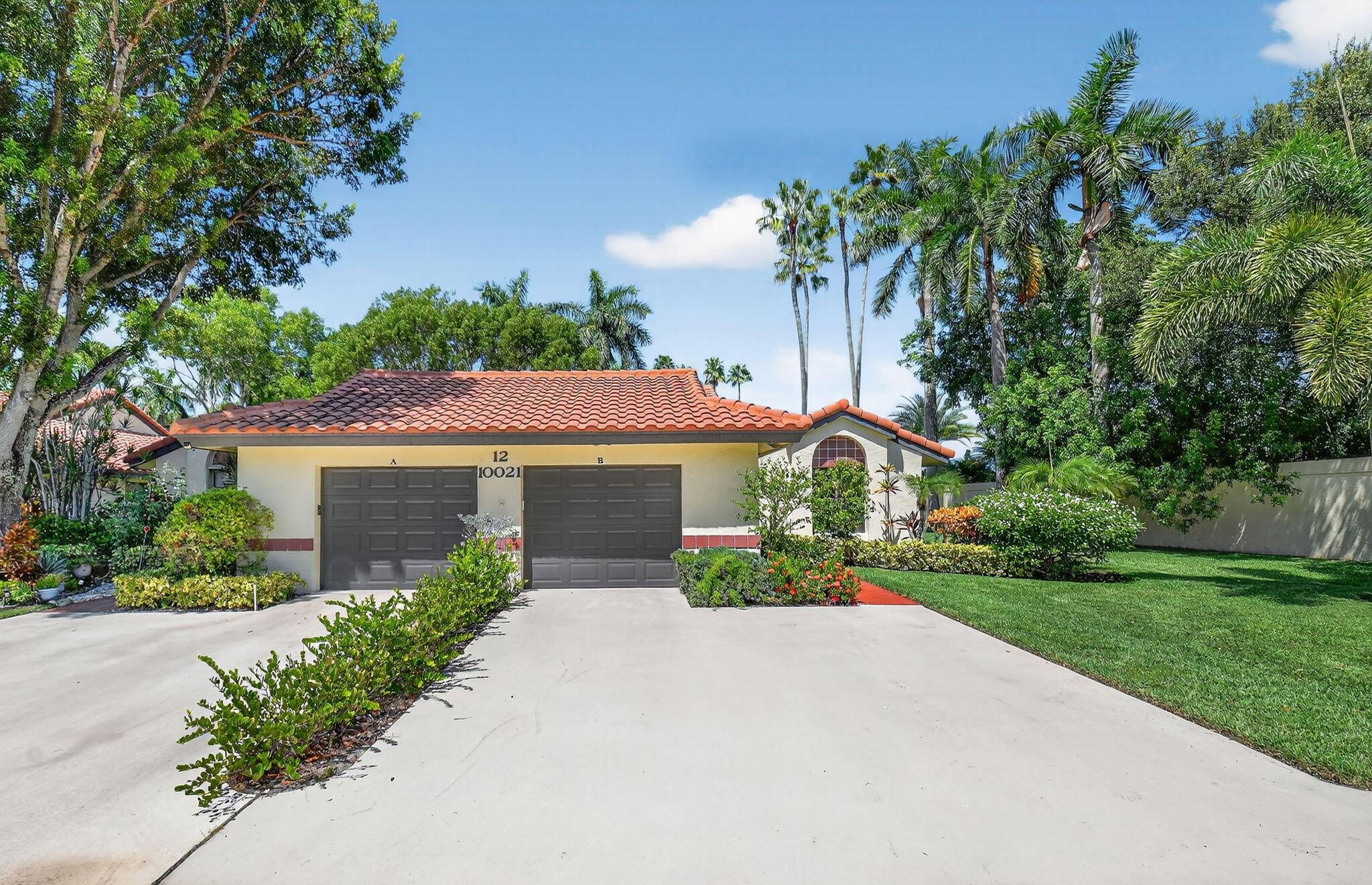 Beautifully remodeled and meticulously maintained 3 2 villa w fully enclosed air conditioned patio adding to the living square footage 1769 sq feet including enclosed patio area.