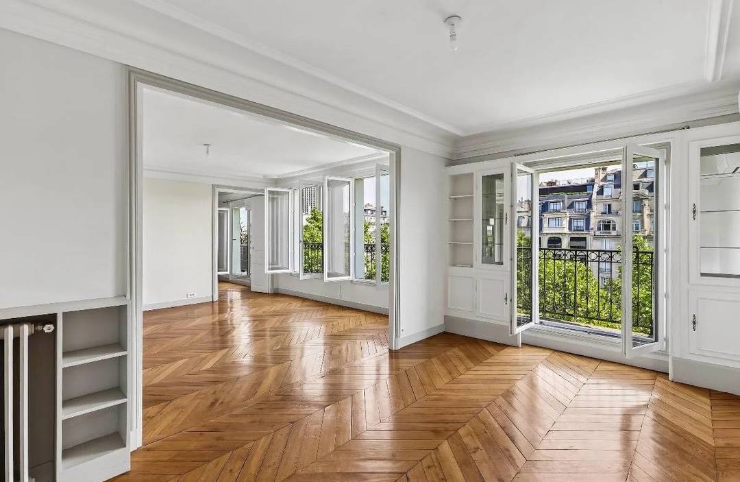 PARIS 16th - 4-bedroom apartment with balconies and old-world charm