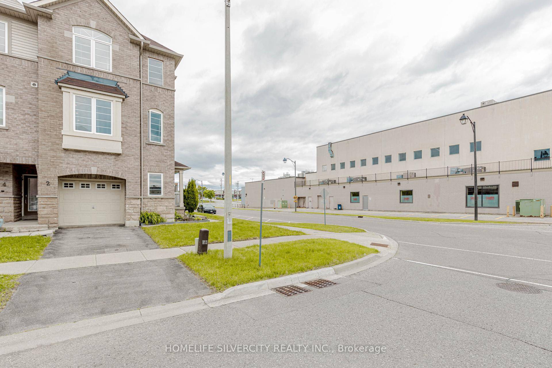 S T U N N I N G Sundial Freehold Townhouse More than 2000 sq fts of living space, End Unit Feels Like Detach.