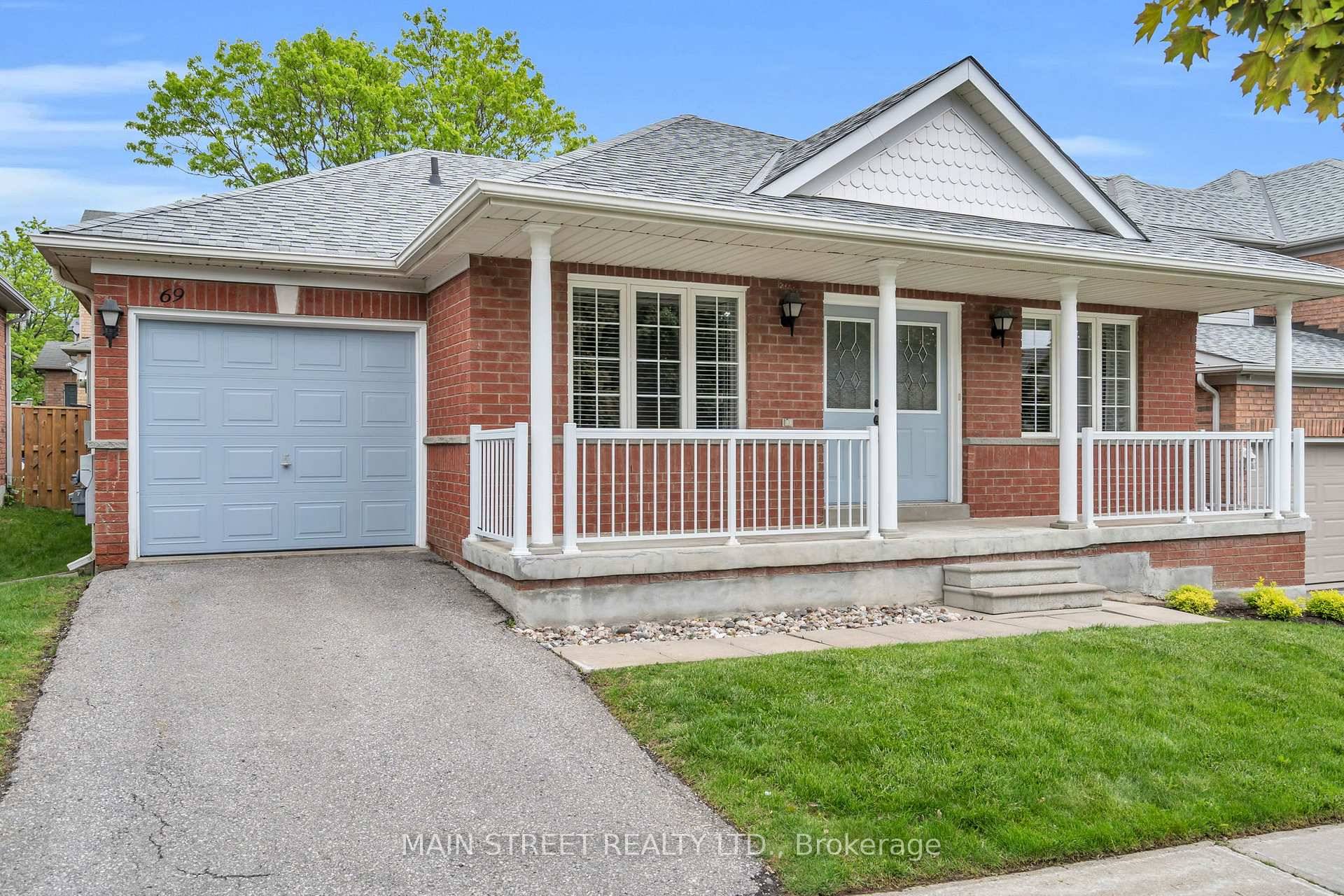 Welcome to this beautiful 2 bedroom, 2 bath bungalow nestled in one of South Keswick's most sought after neighborhoods.