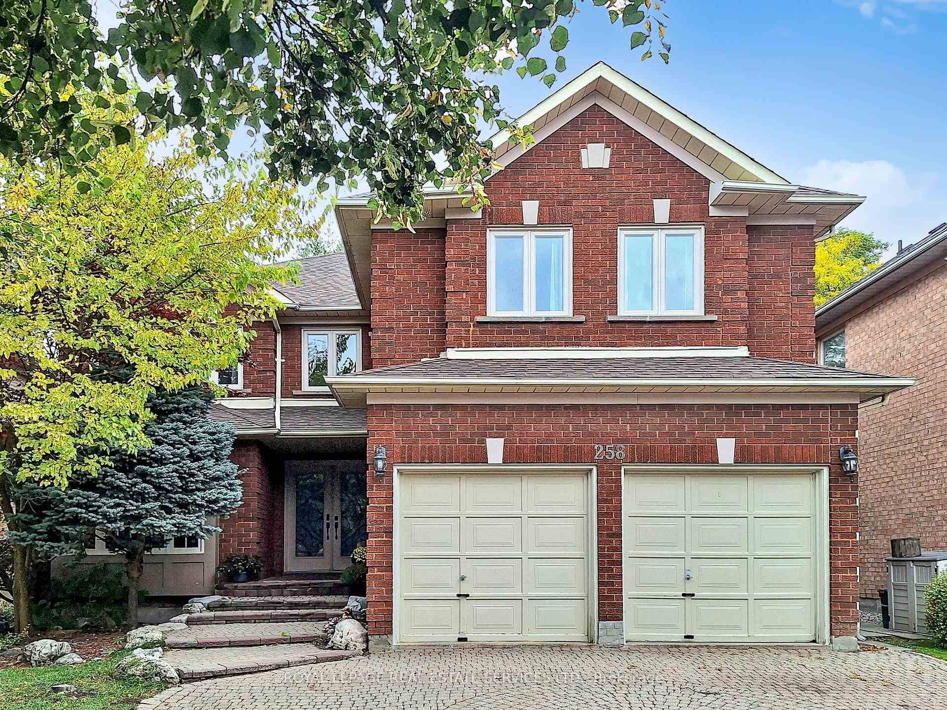 Bathurst amp ; Centre Bright Spacious Executive 2 Storey 5 Bedroom Home Located On A Premium Mature Oversized Treed Lot In The Bathurst Westmount Area Of Thornhill.
