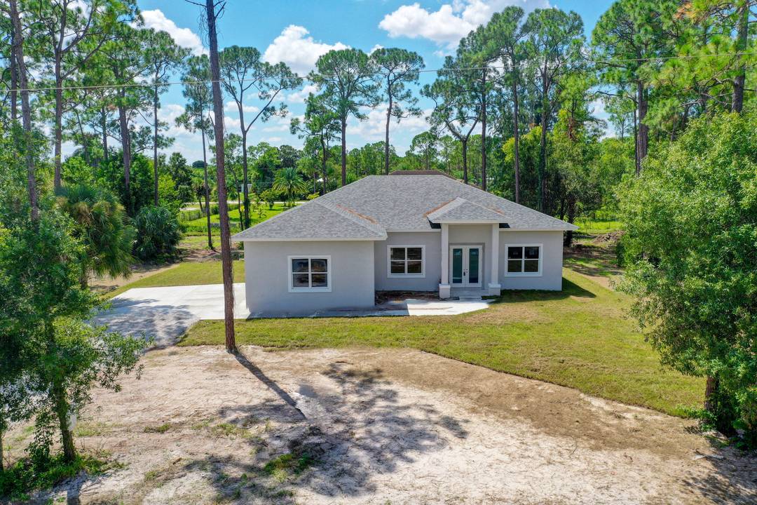 Welcome to your dream home in Loxahatchee.
