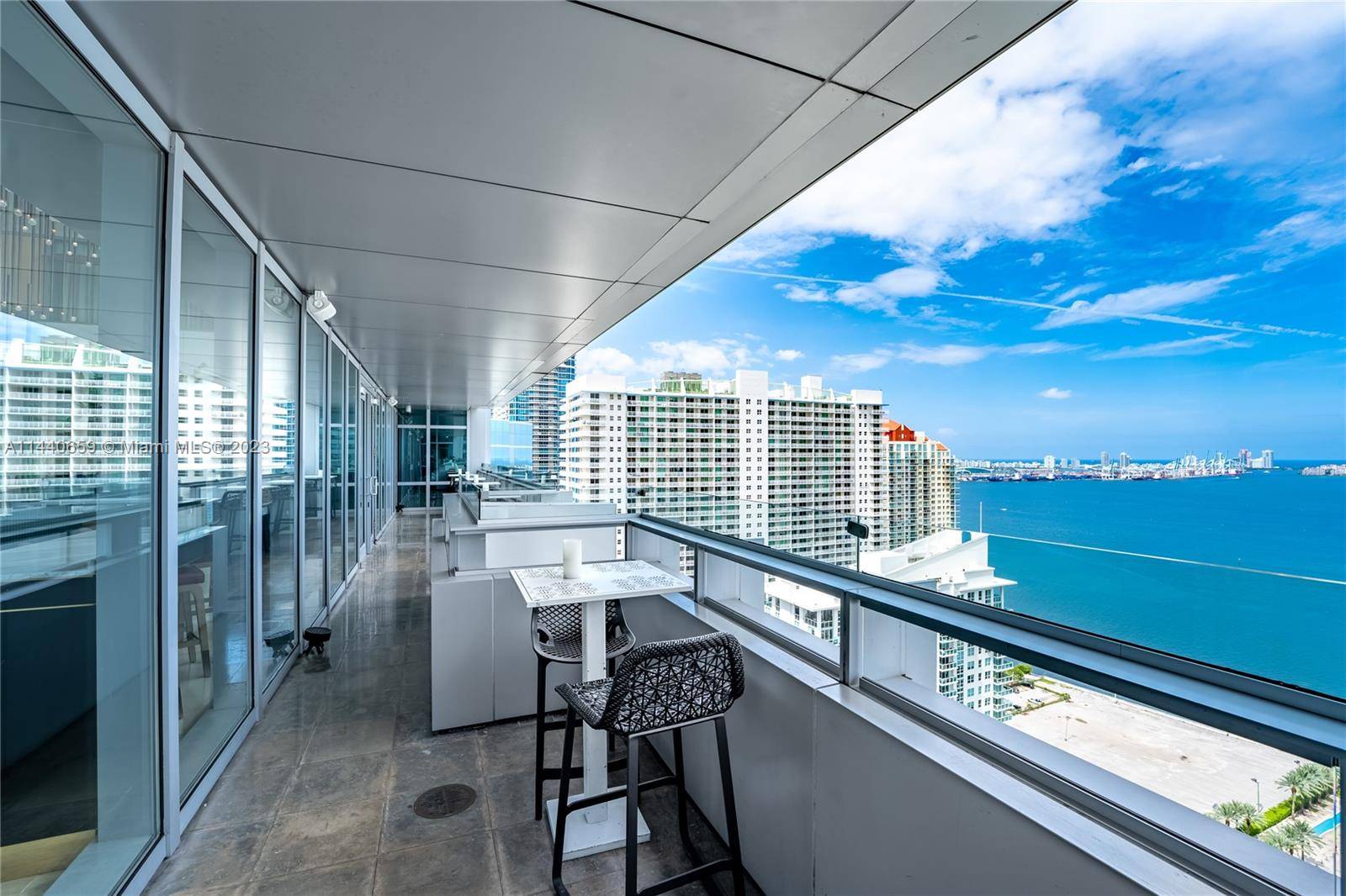 Amazing 1 1 fully furnished and equipped apartment located in the heart of Miami, Brickell financial district.