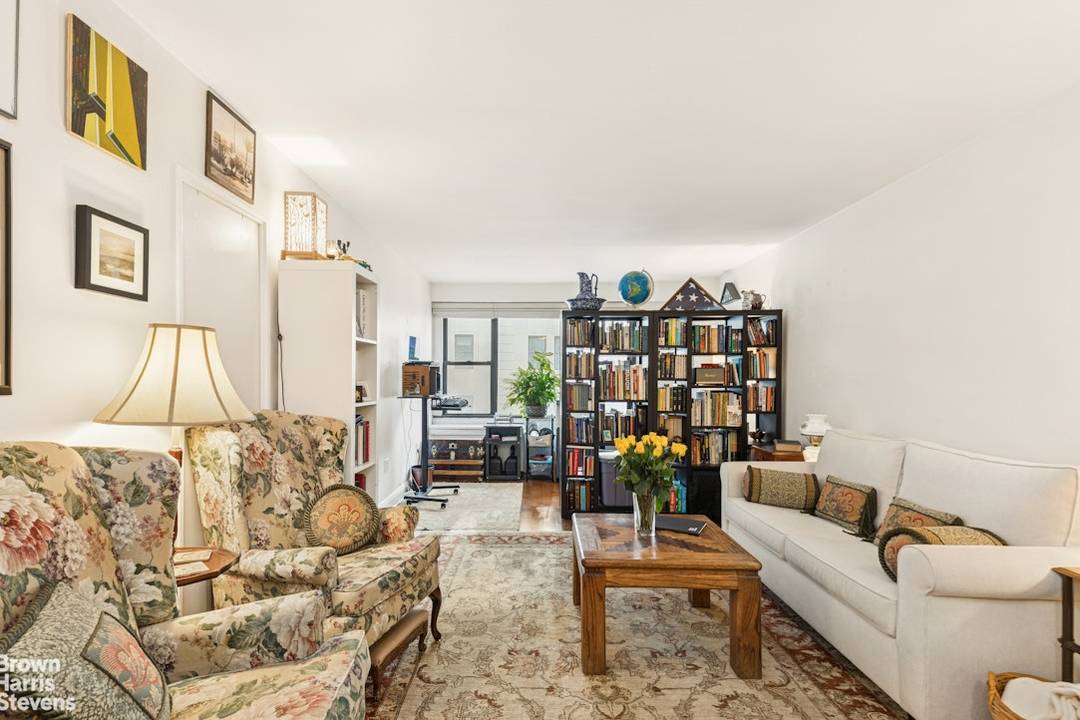 Price Improvement ! Welcome to 14L at 85 Livingston Street where comfort meets convenience in this charming 1 bedroom co op.