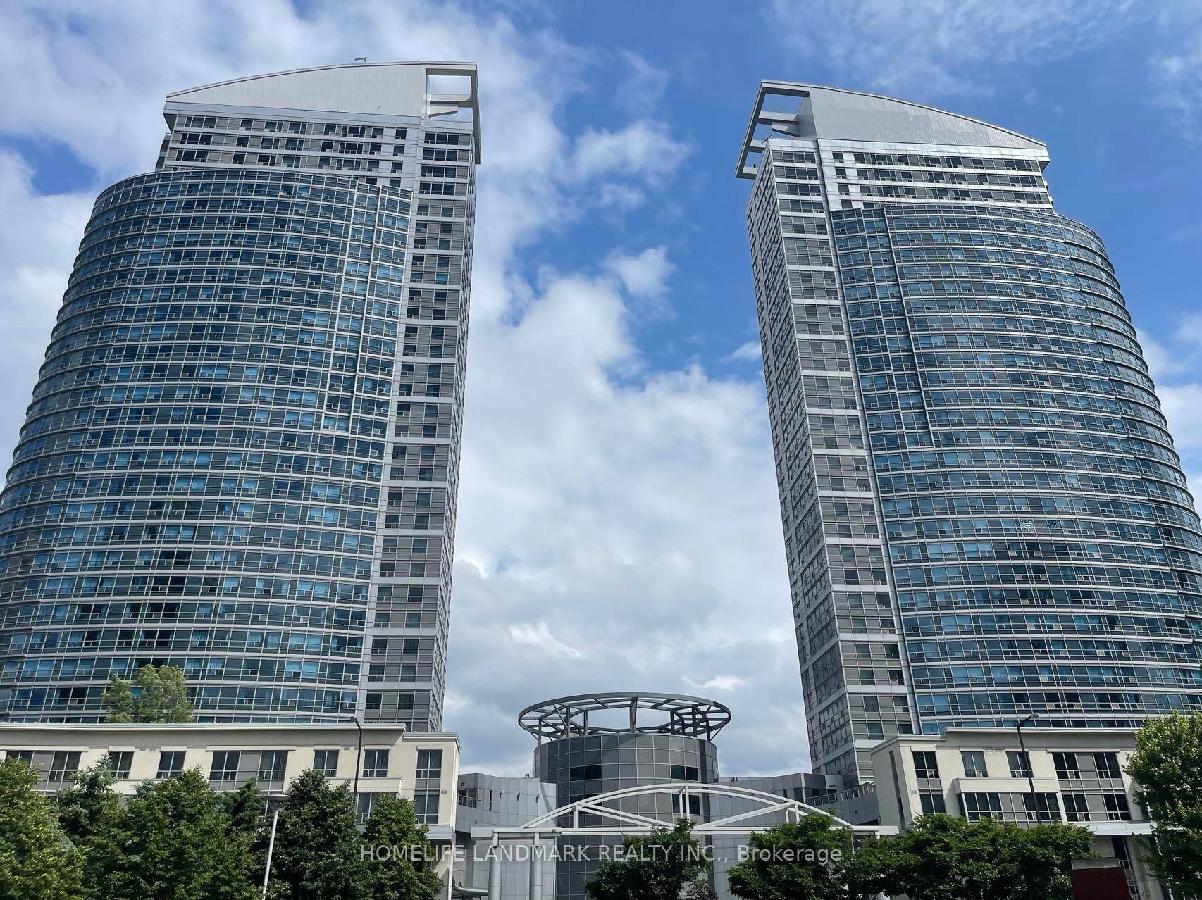 Absolutely Spacious 2 Br With 2 Washroom In Fantastic Location.