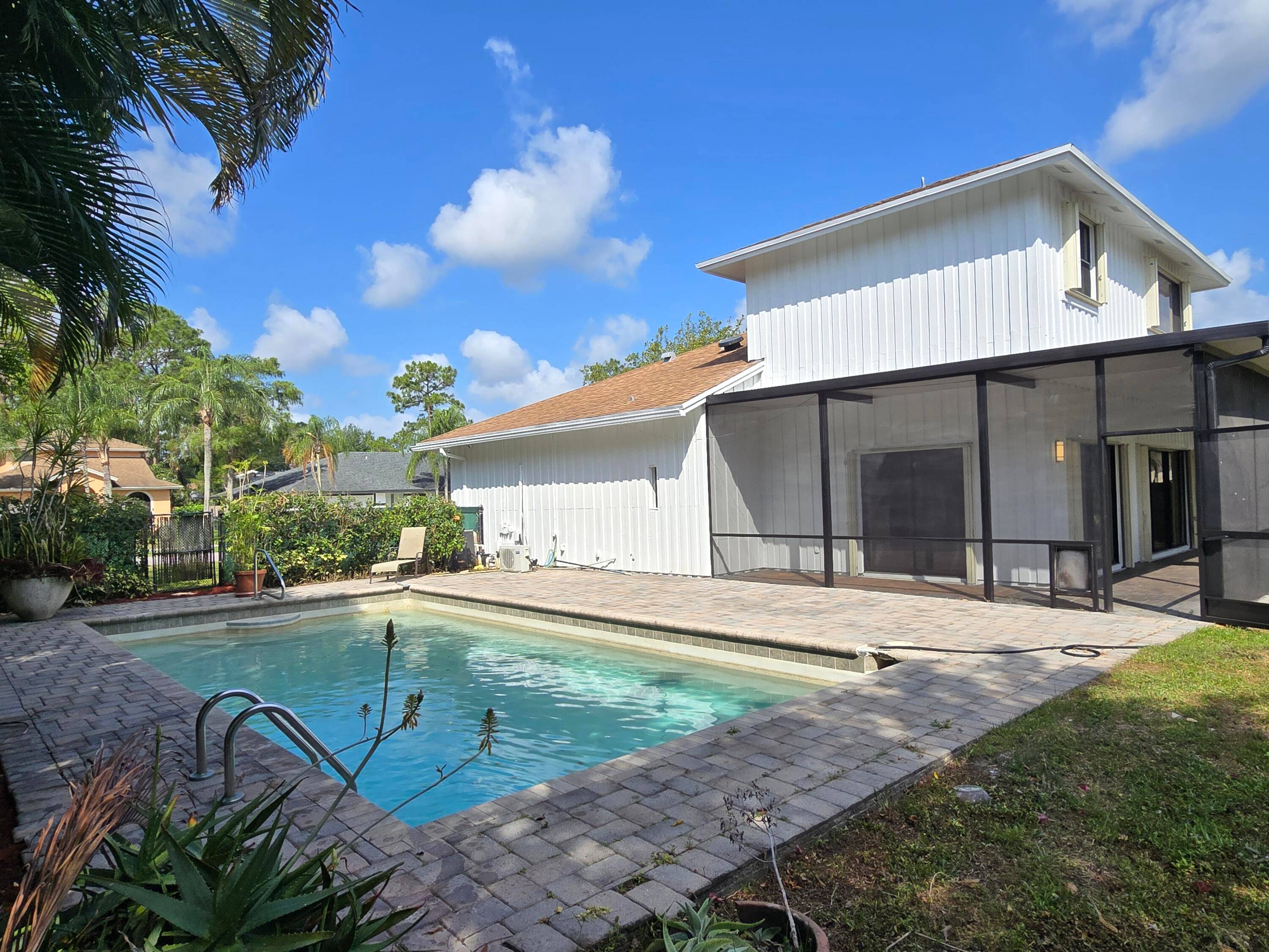 Charming Equestrian Retreat in Prime Wellington Location !