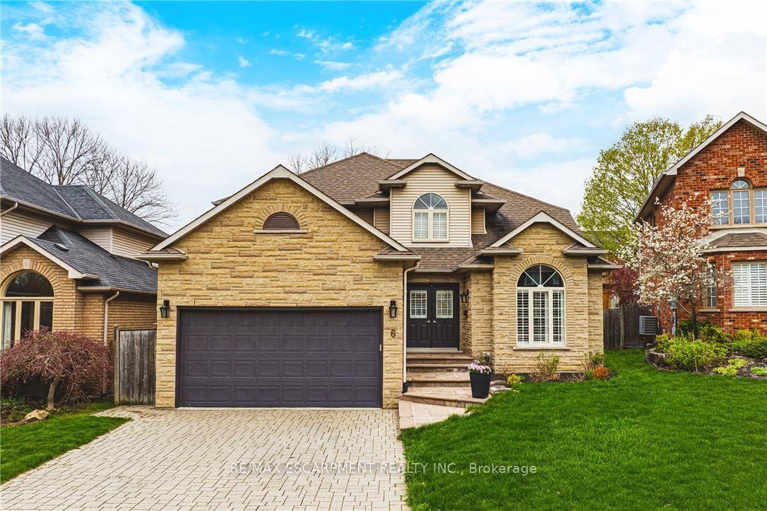 Welcome to this beautifully maintained and spacious home nestled in a quiet court in one of Dundas most desirable neighbourhoods.