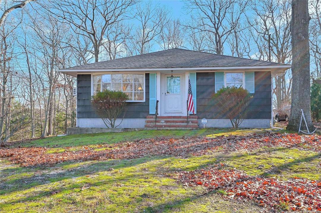 Perfect summer cottage. Location can't be beat !