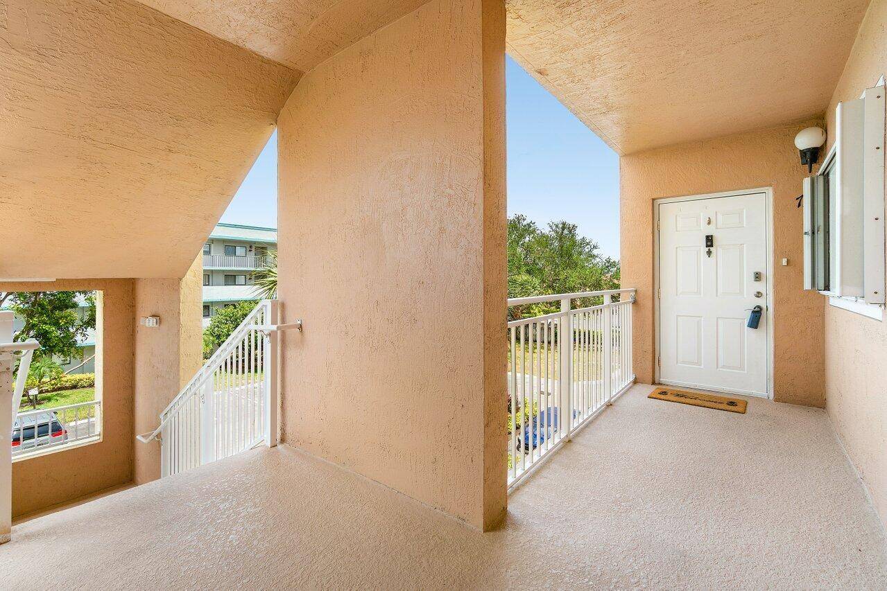 Welcome home to this stunning 2 bedroom condo with a versatile den, perfect for a home office or guest space.