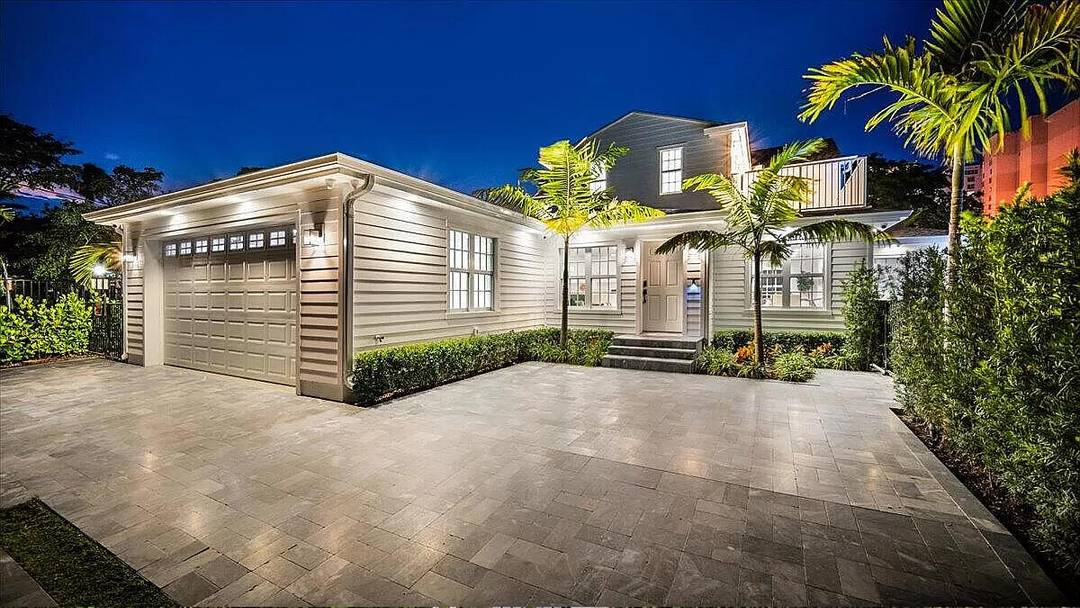 Welcome to 291 Austin Lane, a fully reimagined historic 'Mango Prominade' residence in the heart of West Palm Beach that captures the ease and freshness of new construction while honoring ...