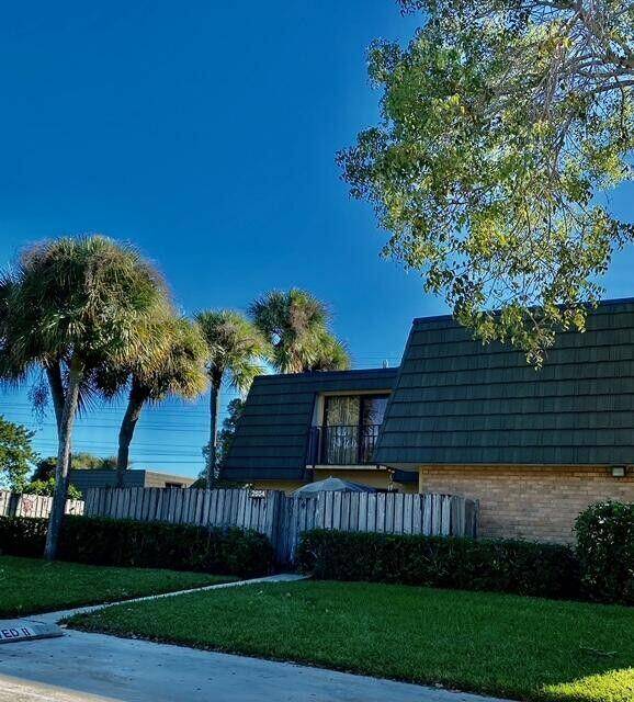PRICED TO SELL ! Charming two story townhome in the heart of West Palm Beach !