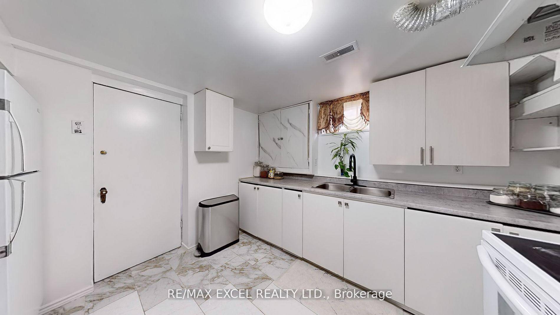 Discover this spacious 3 2 bedroom, 2 bathroom detached home on a sprawling lot in one of Oshawa's most sought after neighborhoods.