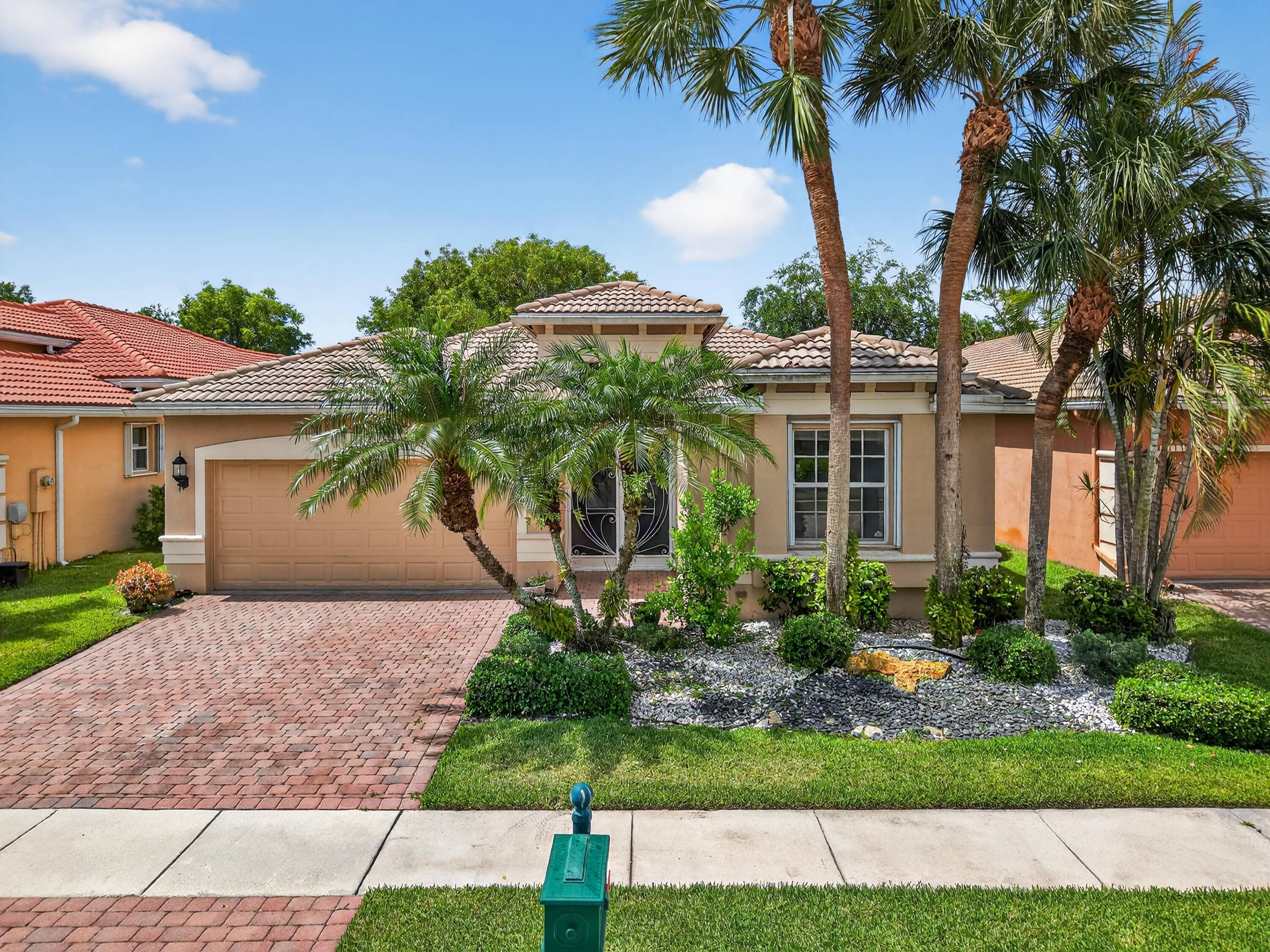 VERY DESIRABLE MODENA MODEL WITH A GORGEOUS ETCHED GLASS DOOR !