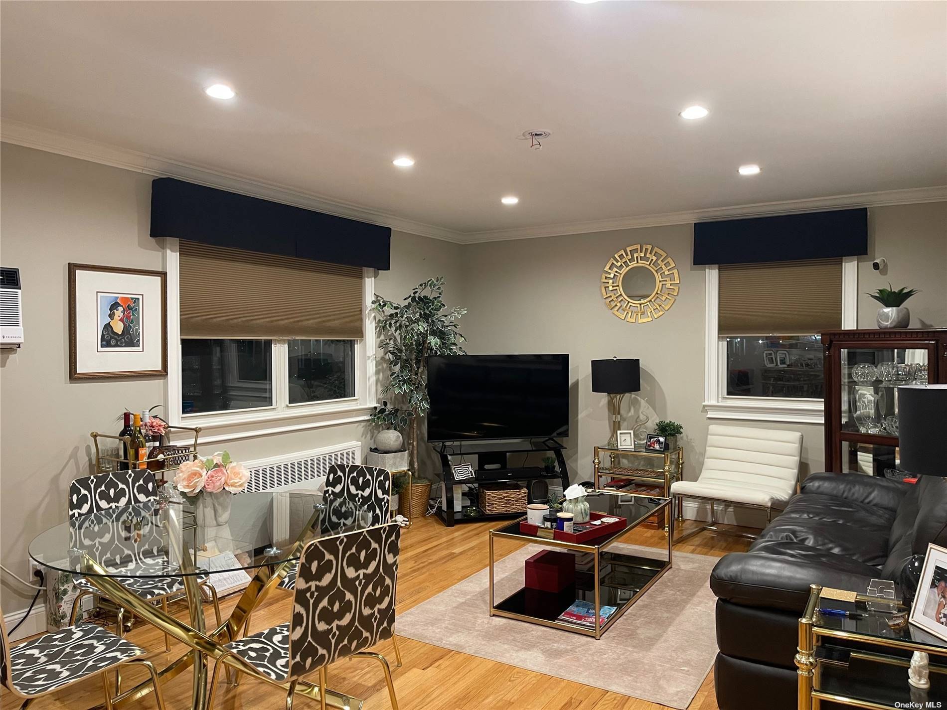 Sunny corner unit with extra windows !