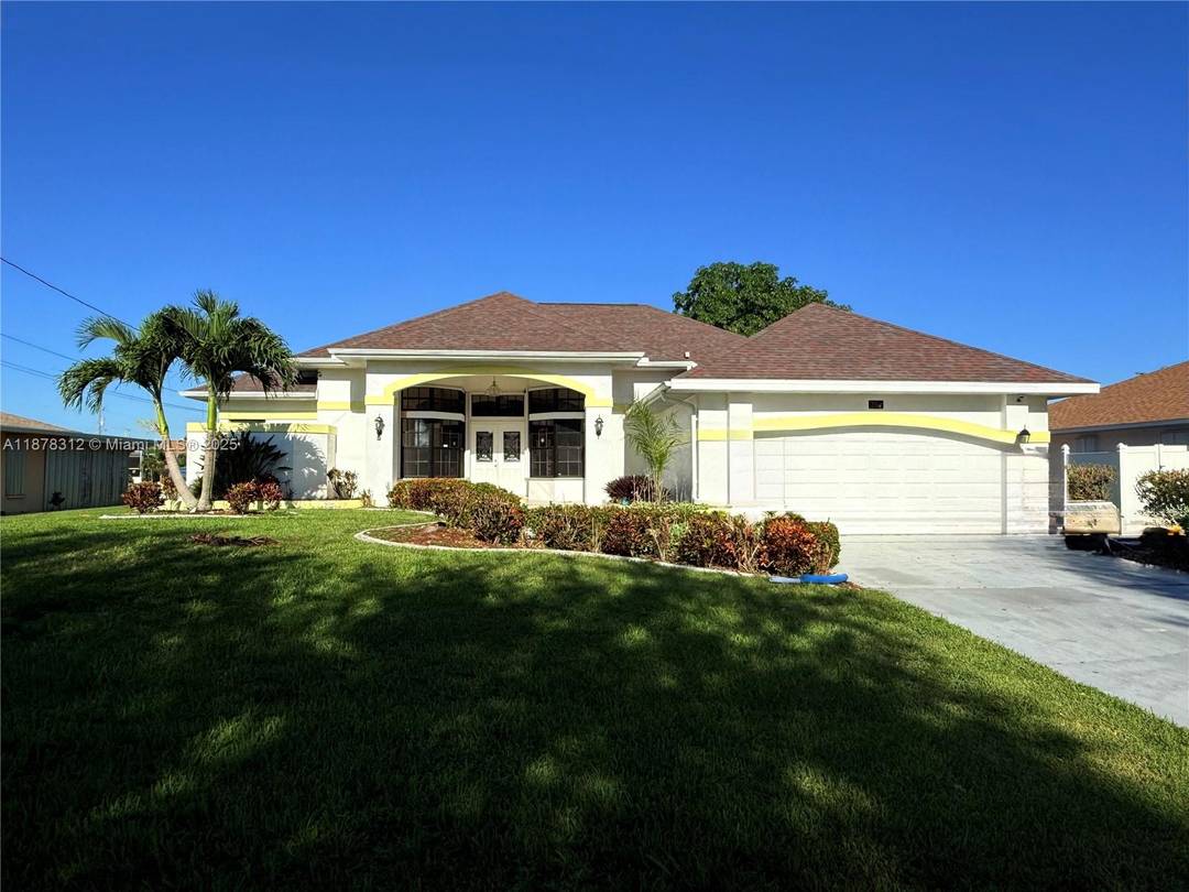 SELLER MOTIVATED. This beatiful property is very located in the heard of Cape Coral, perfect for AIRBNB or as a home investment.