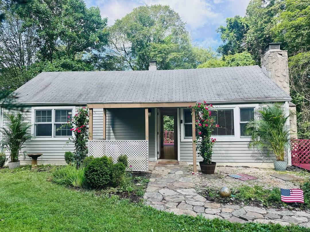 Welcome to this beautifully maintained 2 bedroom, 1.