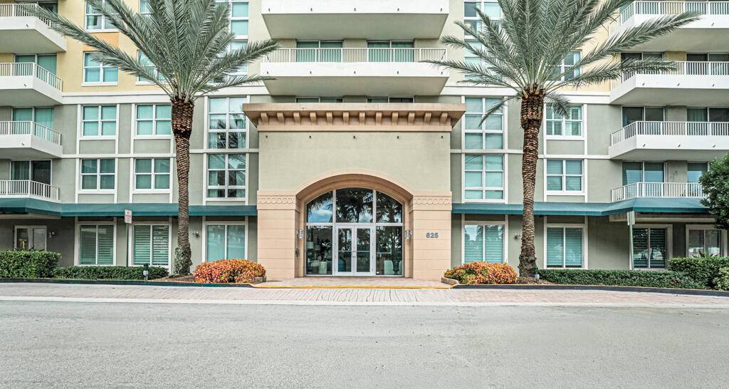MAKE THIS LOVELY CONDO YOUR NEW HOME IN A QUIET NEIGHBORHOOD.