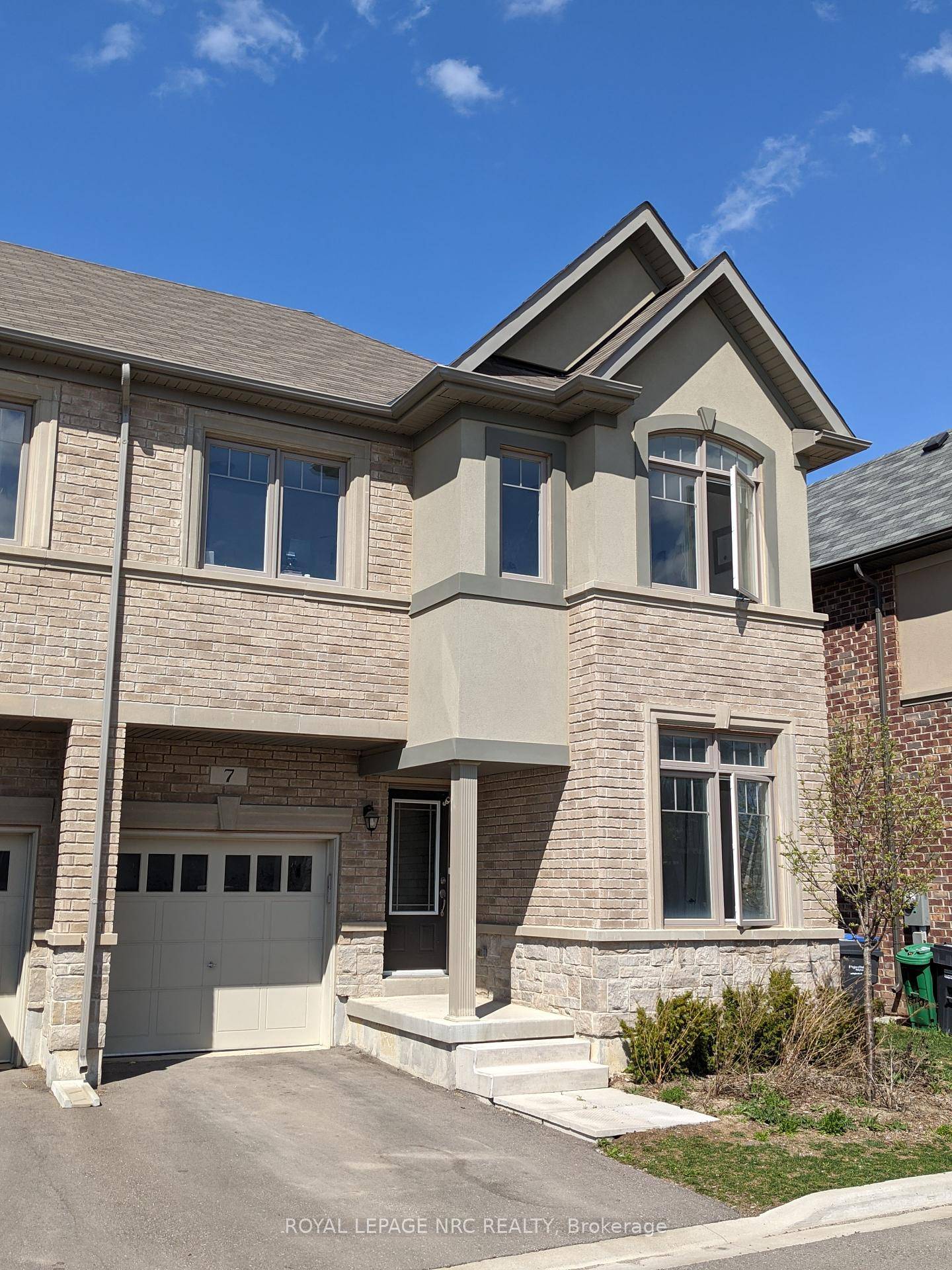 Spacious End Unit Townhome 1500Sqft Of Living Space.