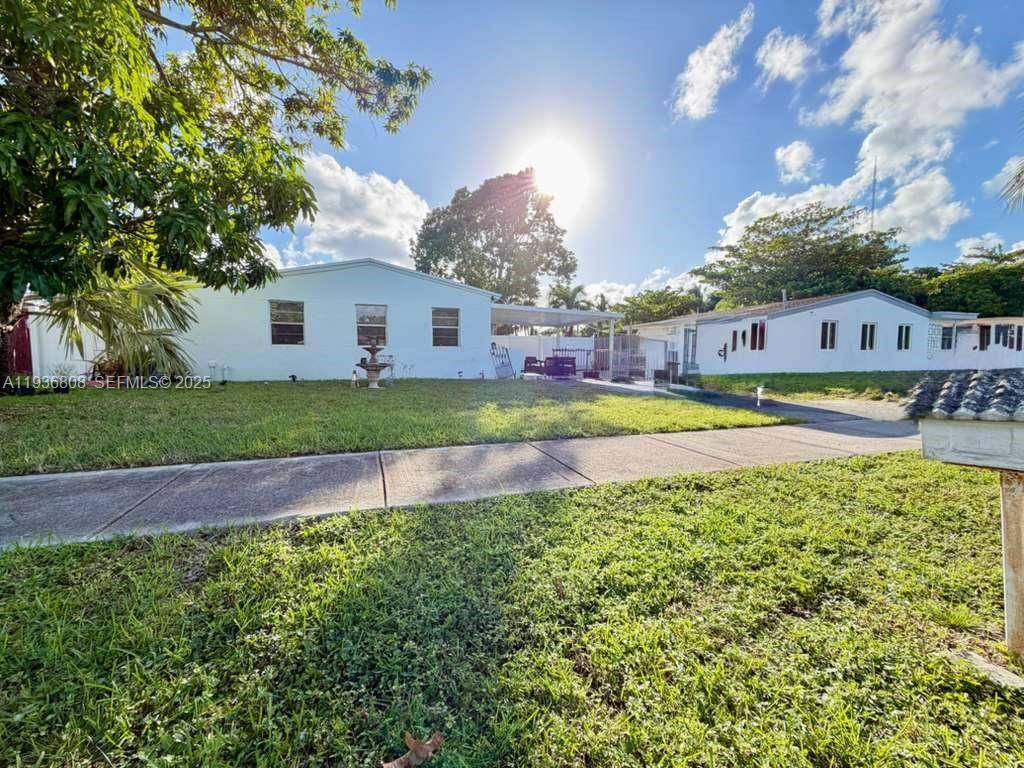 WELL MAINTAINED 3 BED, 2 BATH HOME LOCATED IN WEST THE WEST PARK NEIGHBORHOOD.