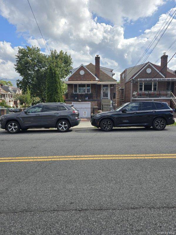 Beautifully maintained home in a very desirable neighborhood accessible to all the conveniences within walking distance to buses, trains, hospital, restaurants and shops in additions to the nearby proximity to ...