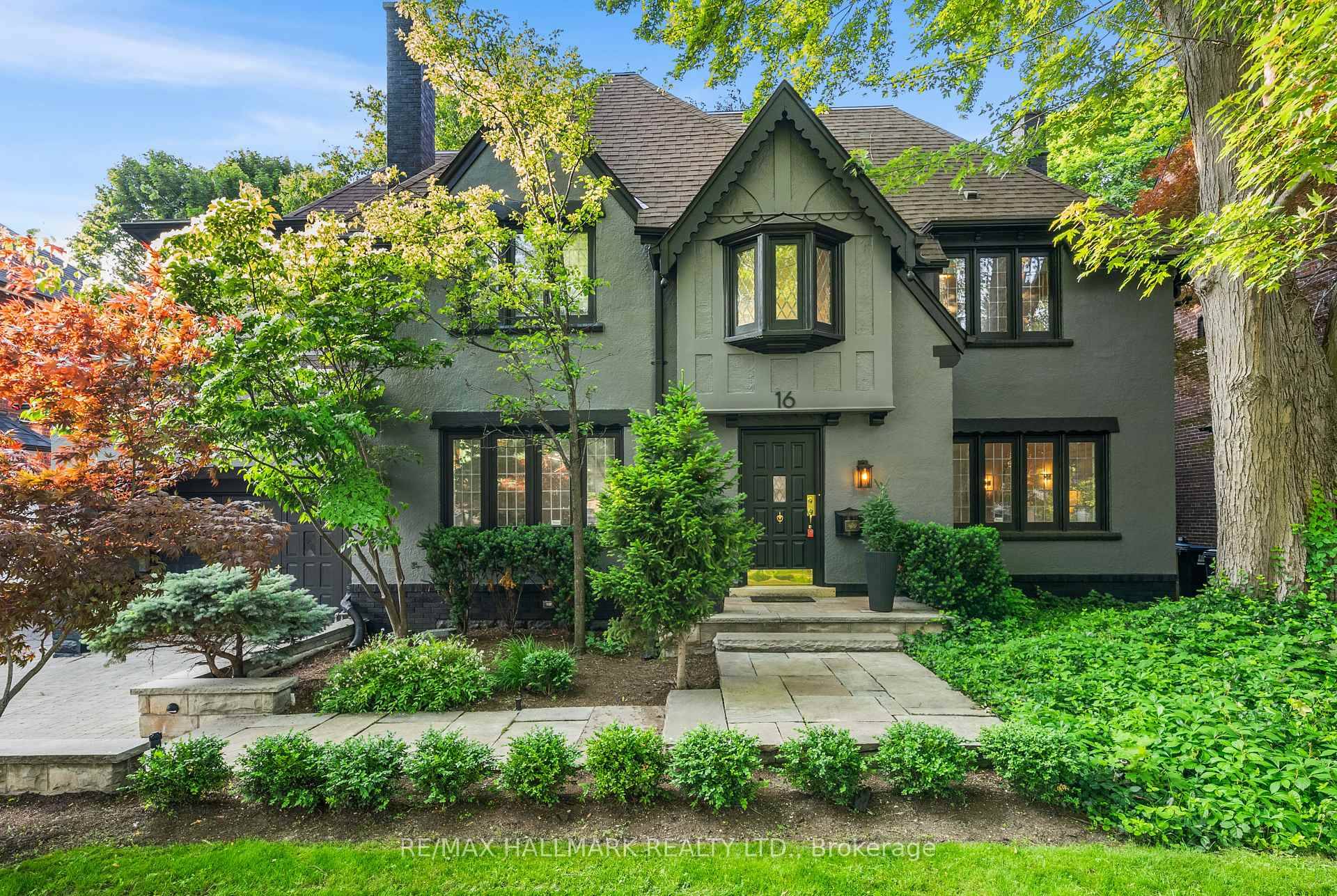 Elegance on a Rare 60 Foot Lot in Forest Hill South Ideally positioned on a premium 60 foot frontage in one of Toronto's most prestigious neighbourhoods, this renovated residence blends ...