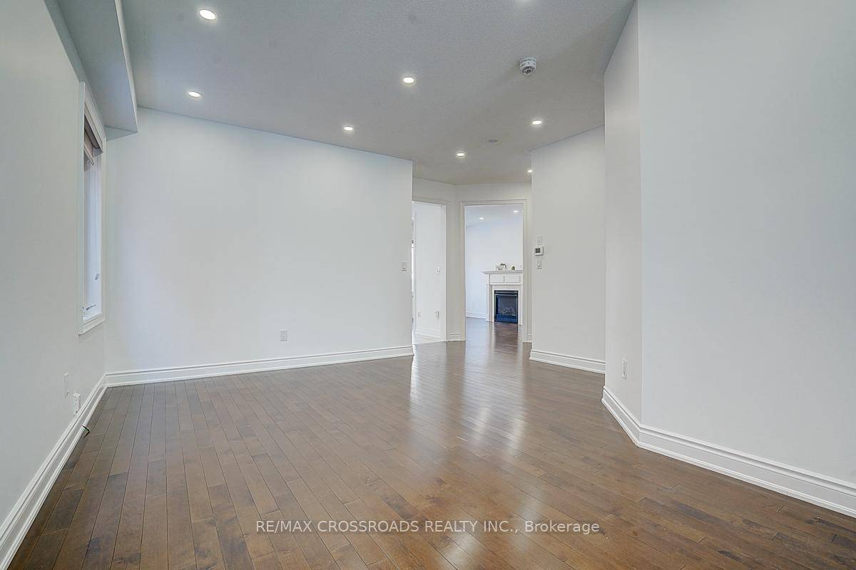 Rarely Offered Luxury Detached 4 Bedroom 4 Bath Home in the Family friendly Neighborhood Freshly Painted Pot Lights T O Main Flr Upgraded Hardwood Floors, 9' High Ceilings Functional Layout ...