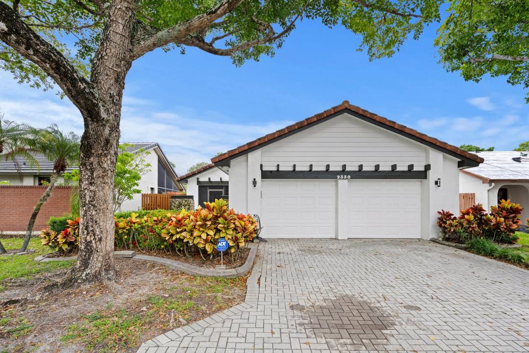 Experience executive living at its finest in this beautifully furnished 3 bedroom, 2 bathroom home in Weston's desirable Country Isles.