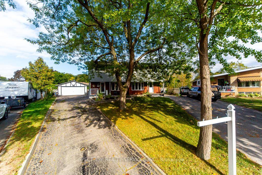 Welcome to 11 Carrington Court a beautifully updated semi detached home located on a quiet cul de sac in a desirable Hamilton neighbourhood.