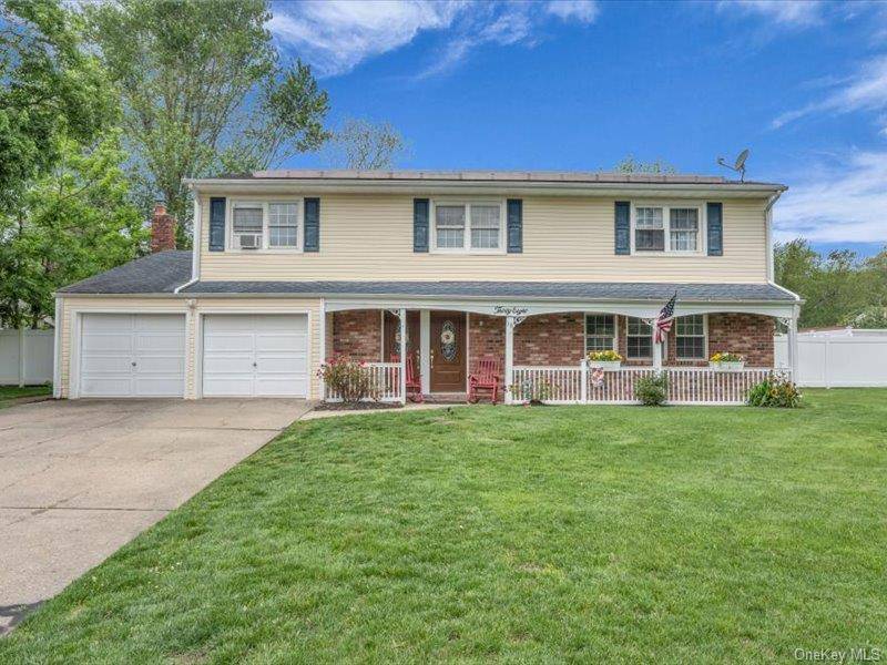 welcome to this spacious and well maintained Colonial 4 bedrooms, living room, Dining room, Eik, 3.