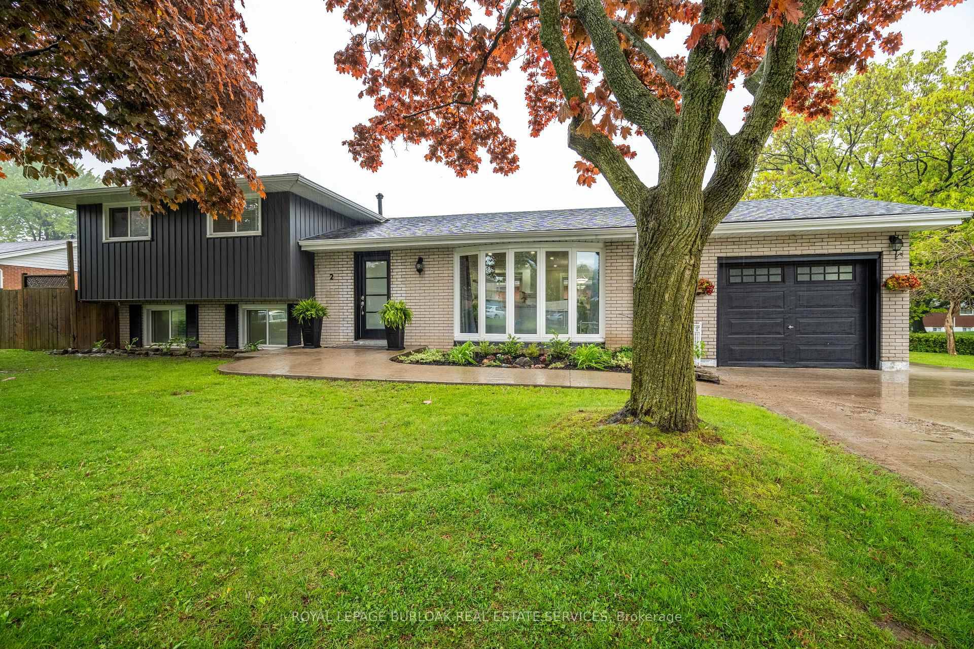 Stunning Home on Hamilton Mountain !