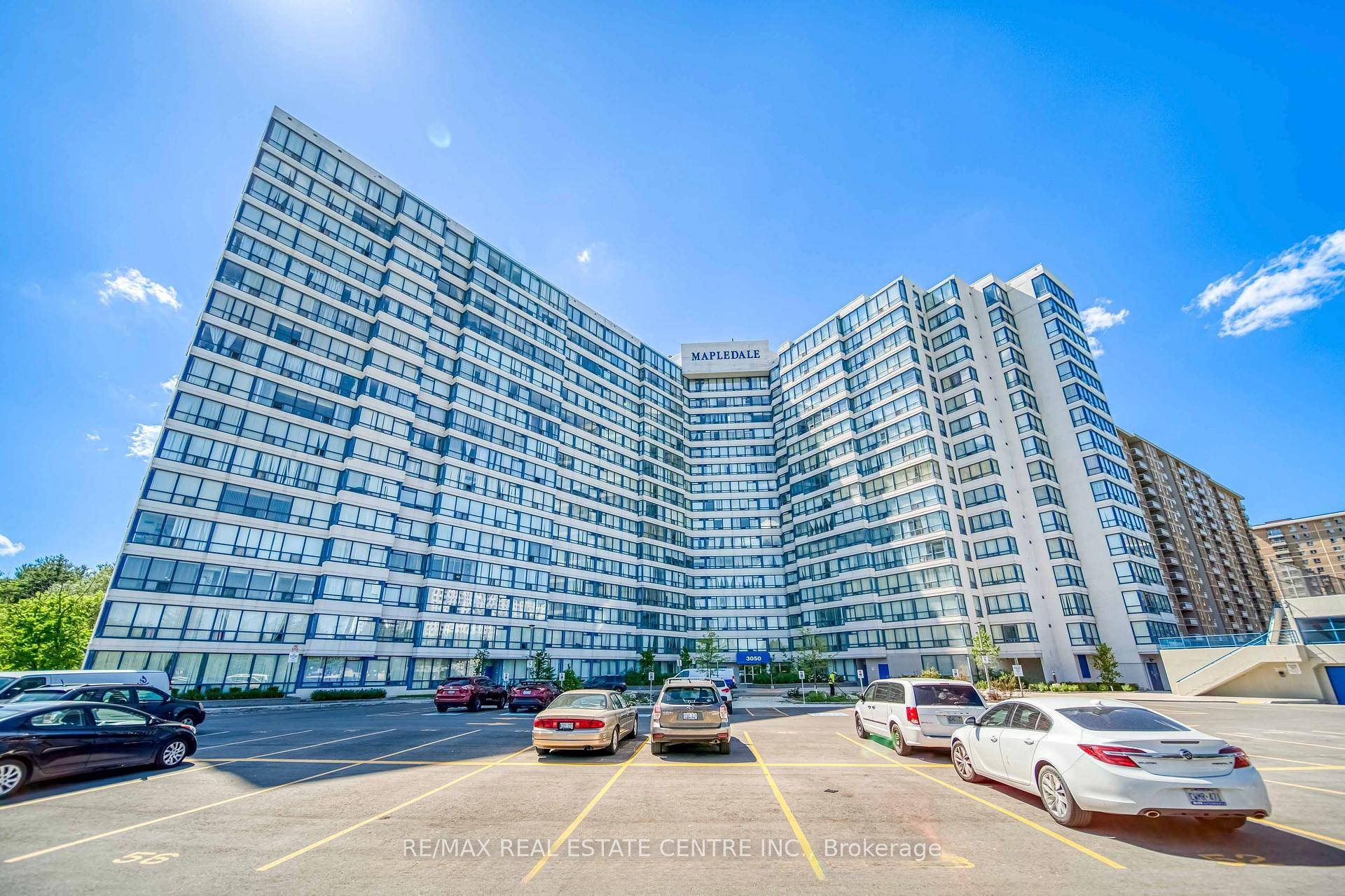 Prime location ! Bright and spacious 2 bedroom, 2 bathroom penthouse condo with 9' ceilings, located next to Hwy 401 and within walking distance to U of T Scarborough, Centennial ...