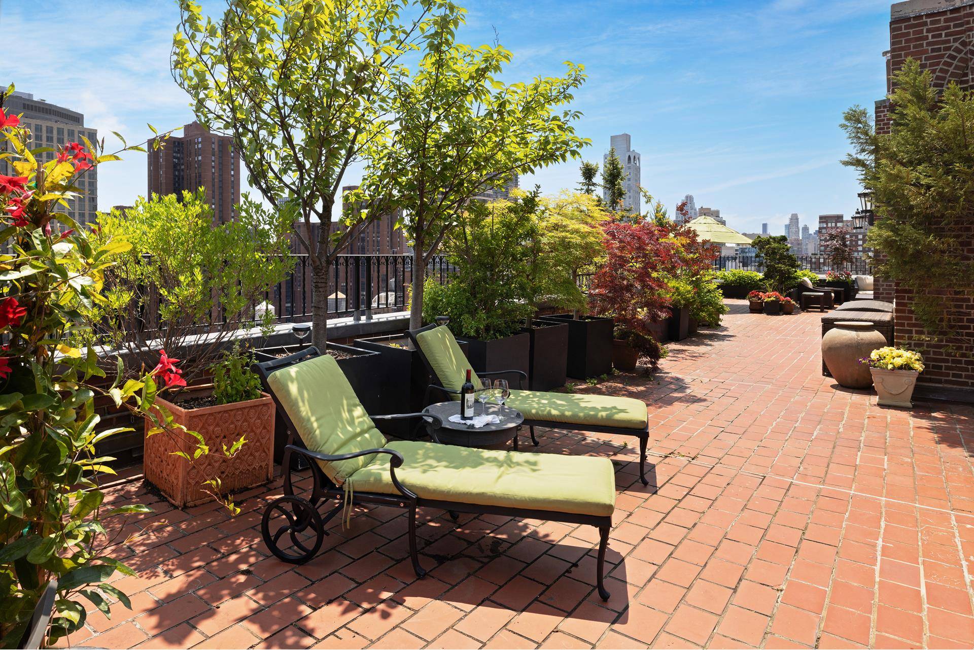 A TERRACE LOVERS DREAMThis trophy penthouse boasts grand rooms, fantastic light and a spectacular, beautifully landscaped wrap terrace with open city and river views east, west and south.