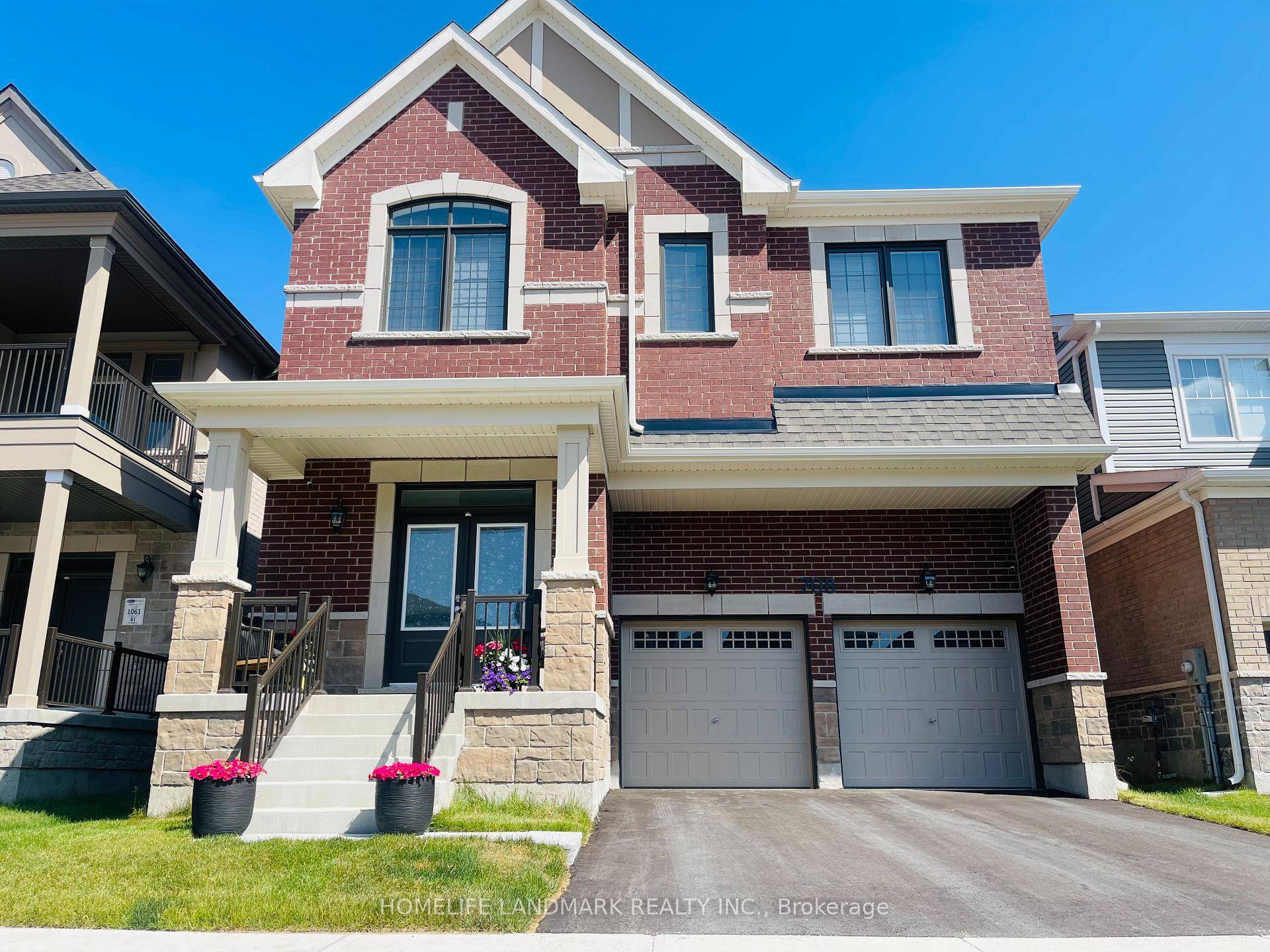Welcome to this luxurious 5 bedroom with 3092 Sq.
