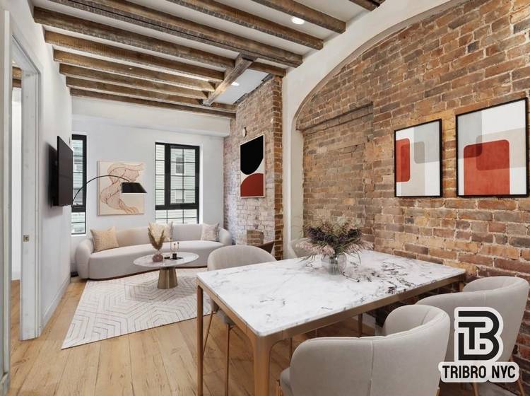 Beautiful expansive newly renovated in the heart of Williamsburg !