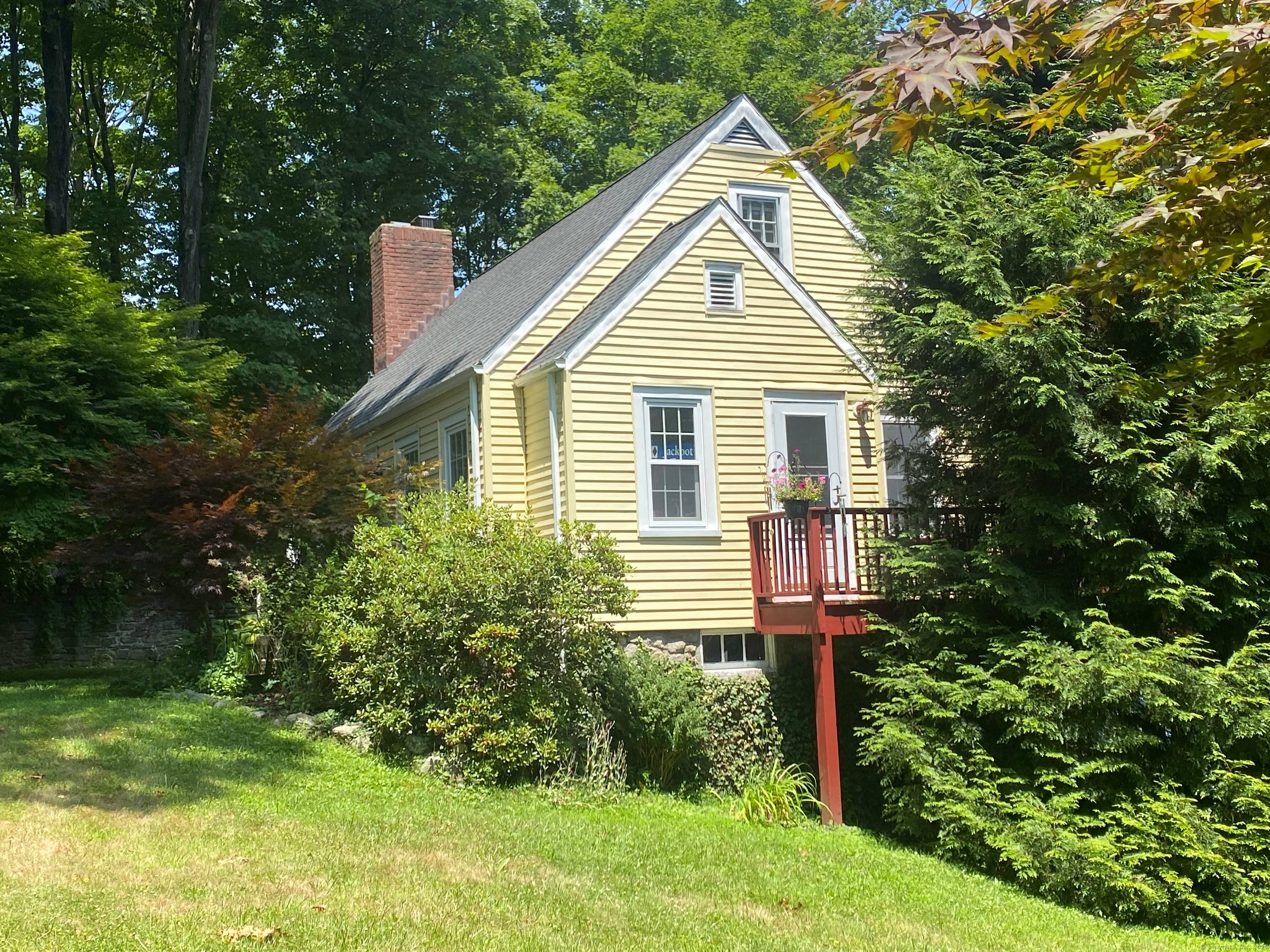 This just might be the most convenient location in all of Wilton !