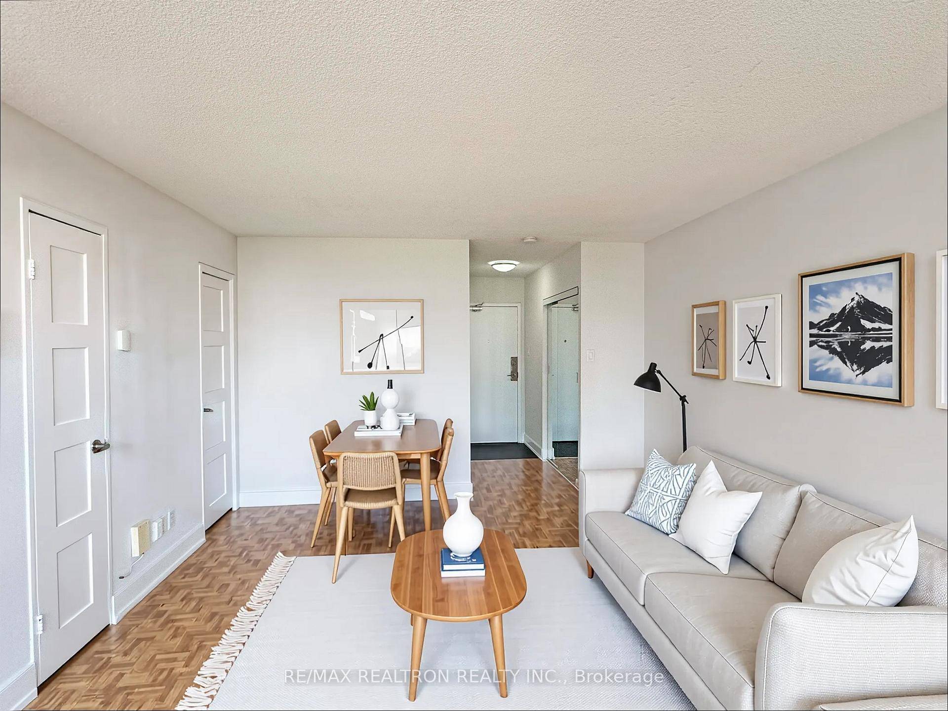ONE MONTH FREE Discover urban living at its finest with this gorgeous studio bedroom apartment at 33 Isabella St, perfectly located in the heart of the city.