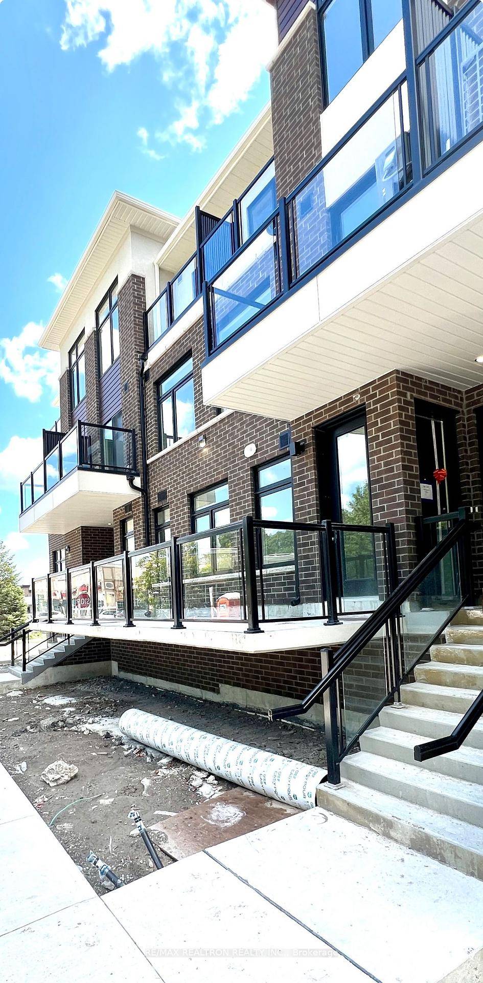 Located In The Heart Of Pickering's Vibrant New Urban Community, Central District Towns Presents A Spacious 2 Bedroom, 2 Bathroom, End Unit, That Offers 974 Sqft Of Open Concept Living ...