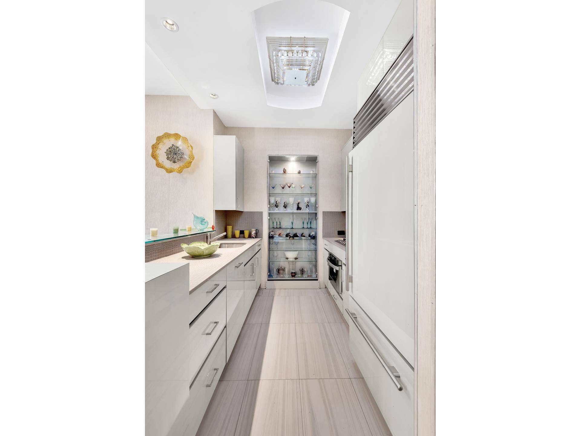 The ultimate combination of Luxury and Value Where NoMad meets Midtown on Fifth Avenue A true expression of status in address and amenities pool, gym, cinima room and more Nearly ...