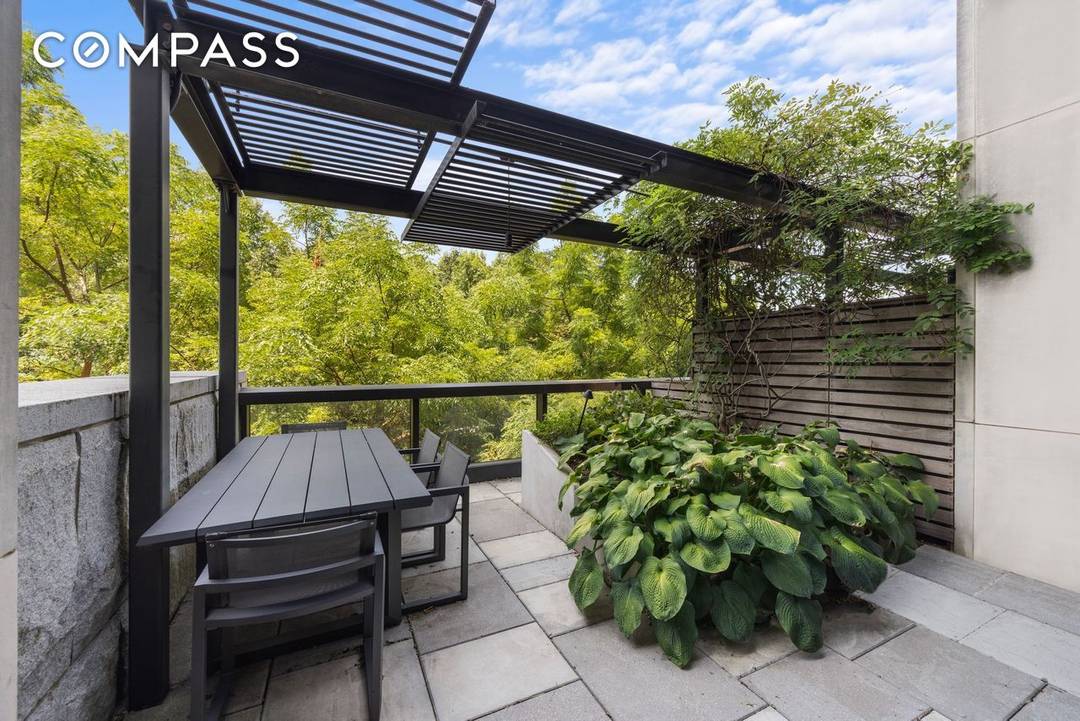 This ethereal duplex at the acclaimed Pierhouse, offers the ultimate contemporary living.