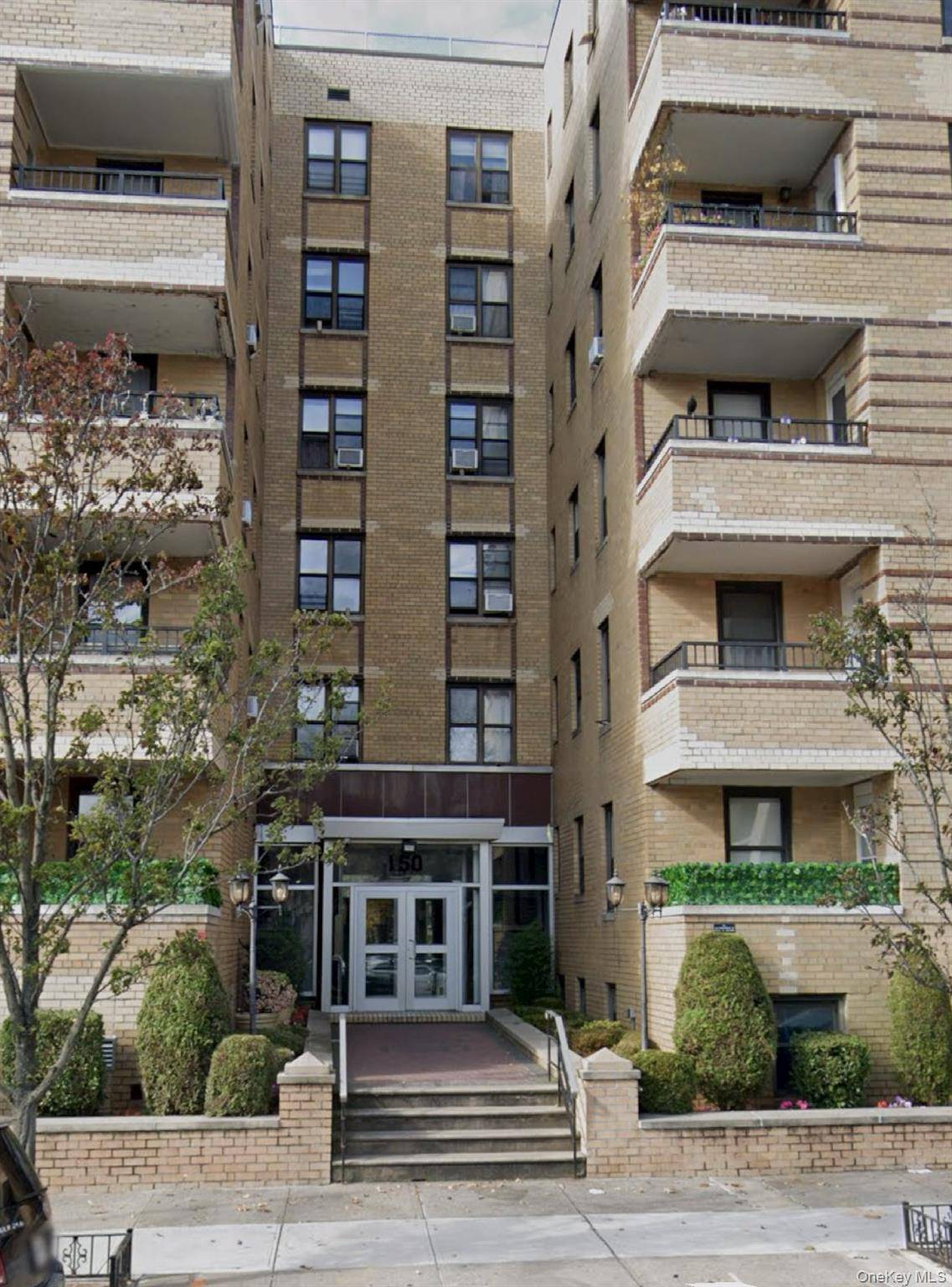 Manhattan Beach Spacious and bright 2 bedroom, 1 bathroom apartment with a balcony.