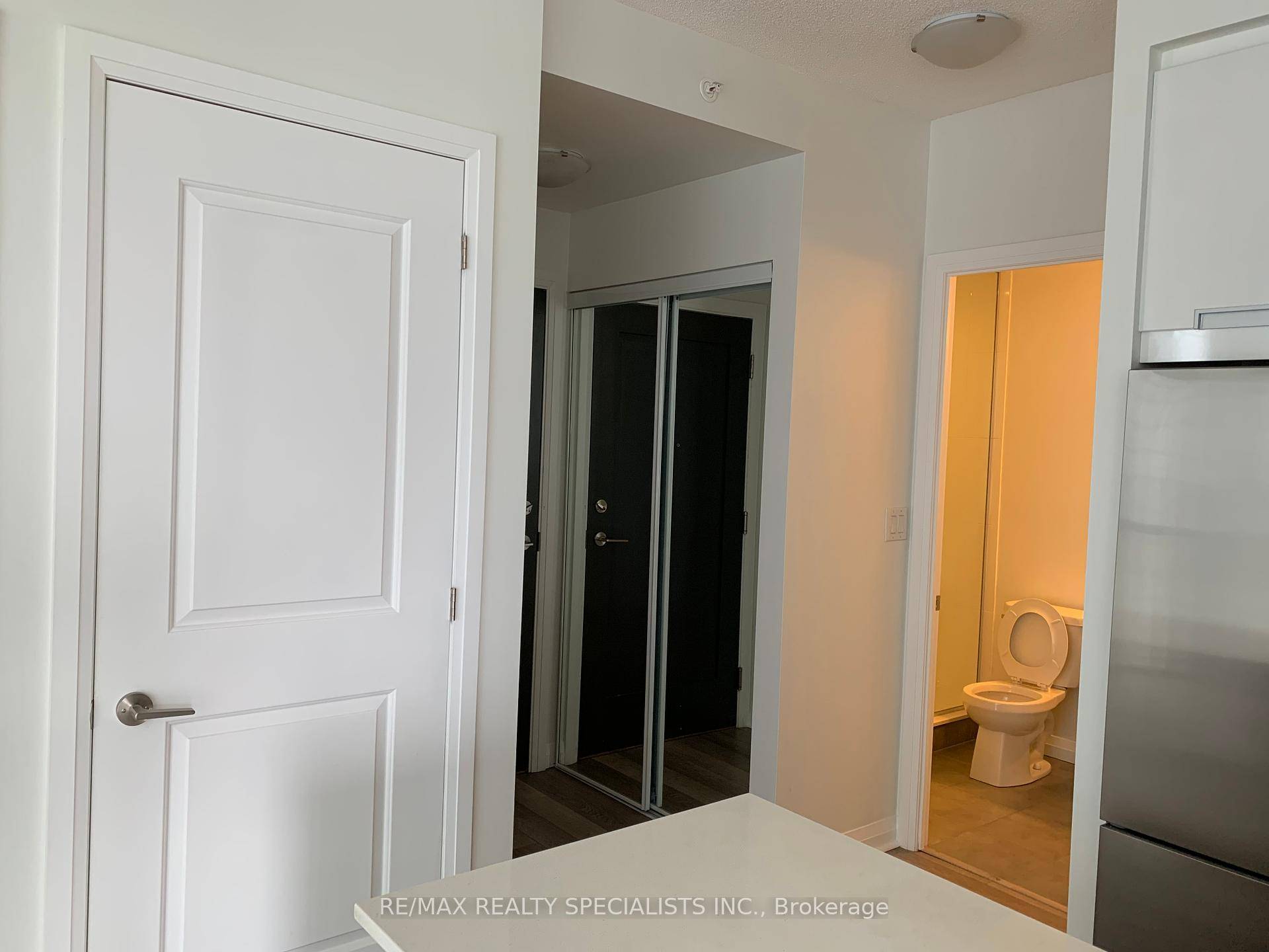 Bright and Beautiful 2 Bedroom 2 Bathroom Condo Unit In The Heart of Mississauga.