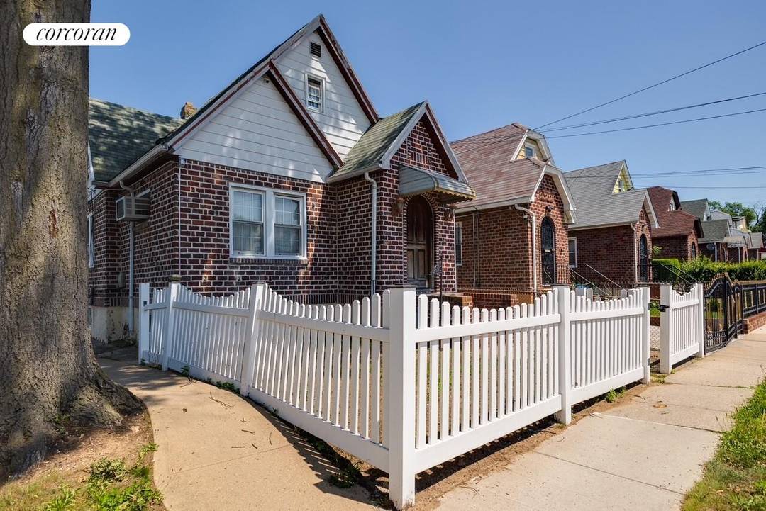 Welcome to your new charming cooperative home at 179 01 120th Avenue in the inviting Saint Albans neighborhood !