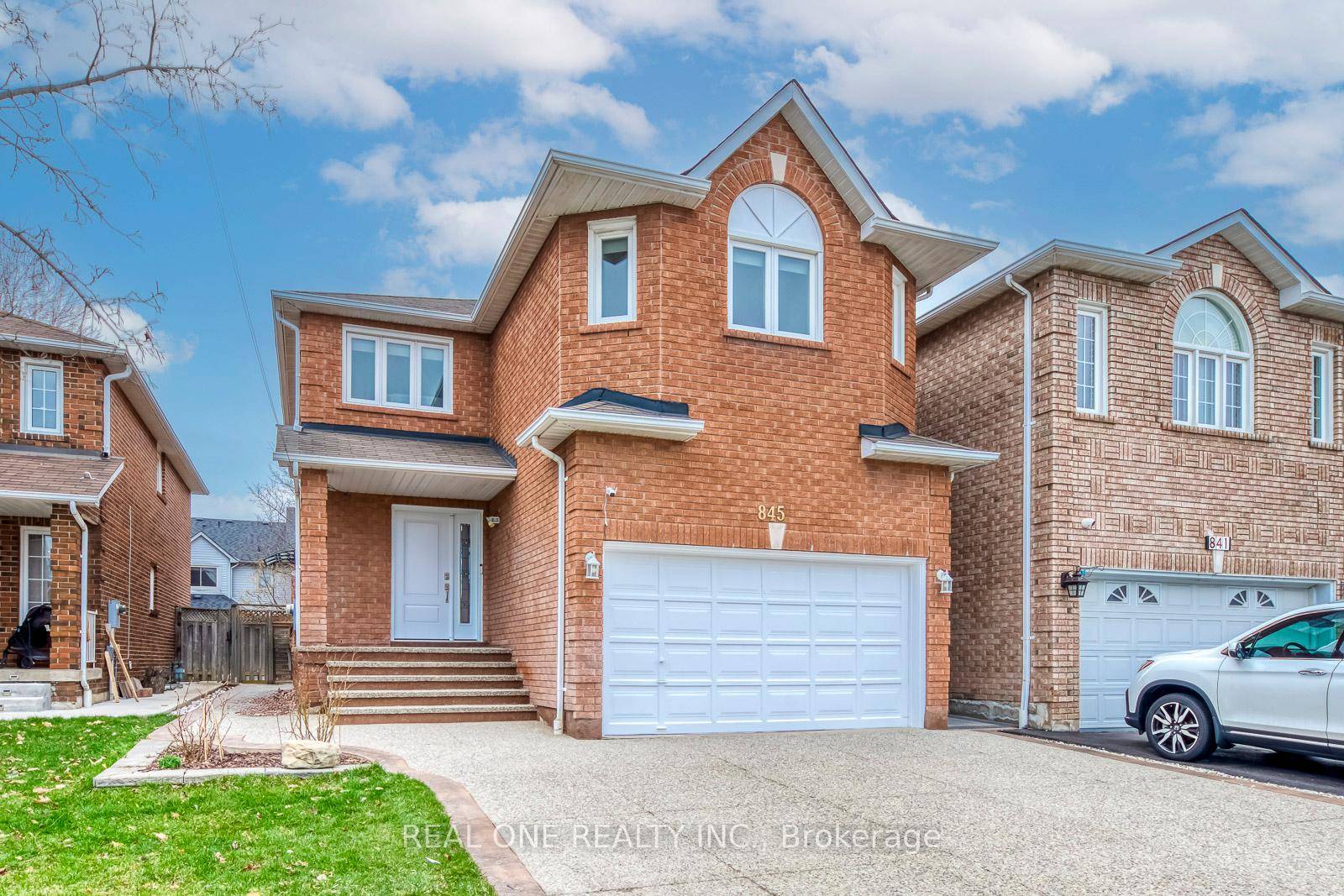 Gorgeous detached home in sought after East Credit, central of Mississauga.