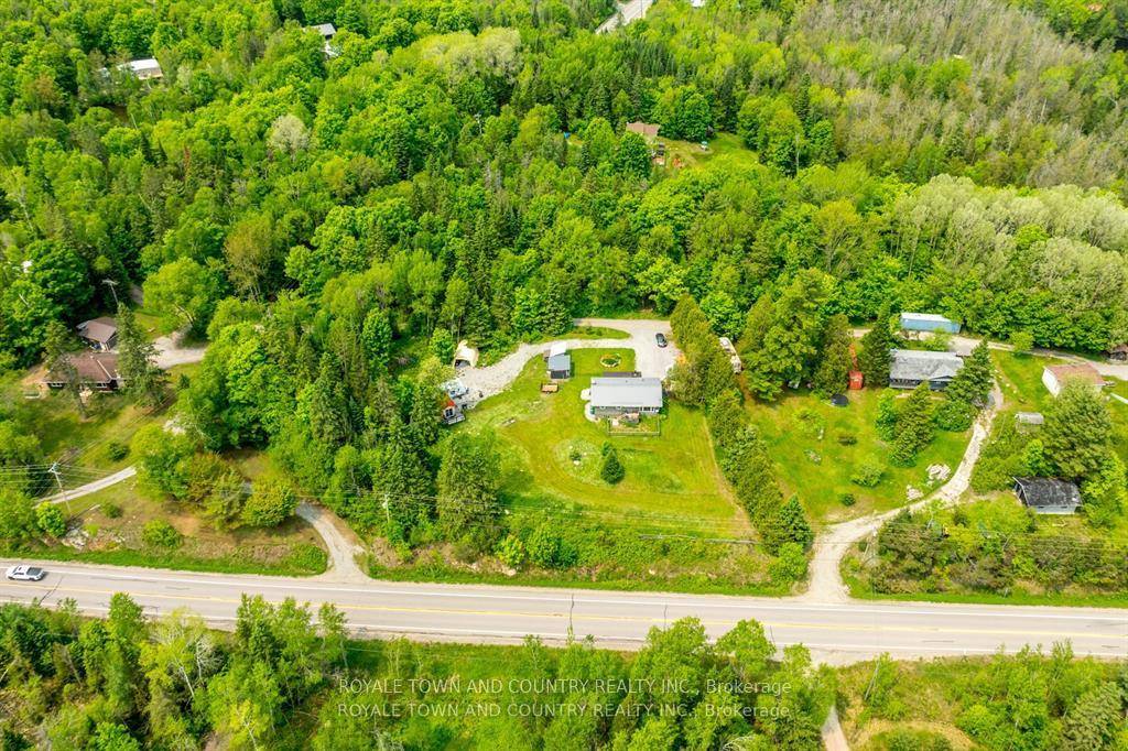 MOVE IN READY ! Charming Country Retreat in the Heart of the Haliburton Highlands.