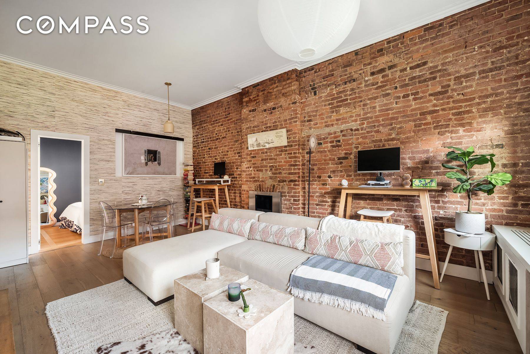 Chic Top Floor One Bedroom in Historic Chelsea Townhouse Located on a picturesque tree lined street in the heart of Chelsea, this sun drenched, fully renovated top floor one bedroom ...